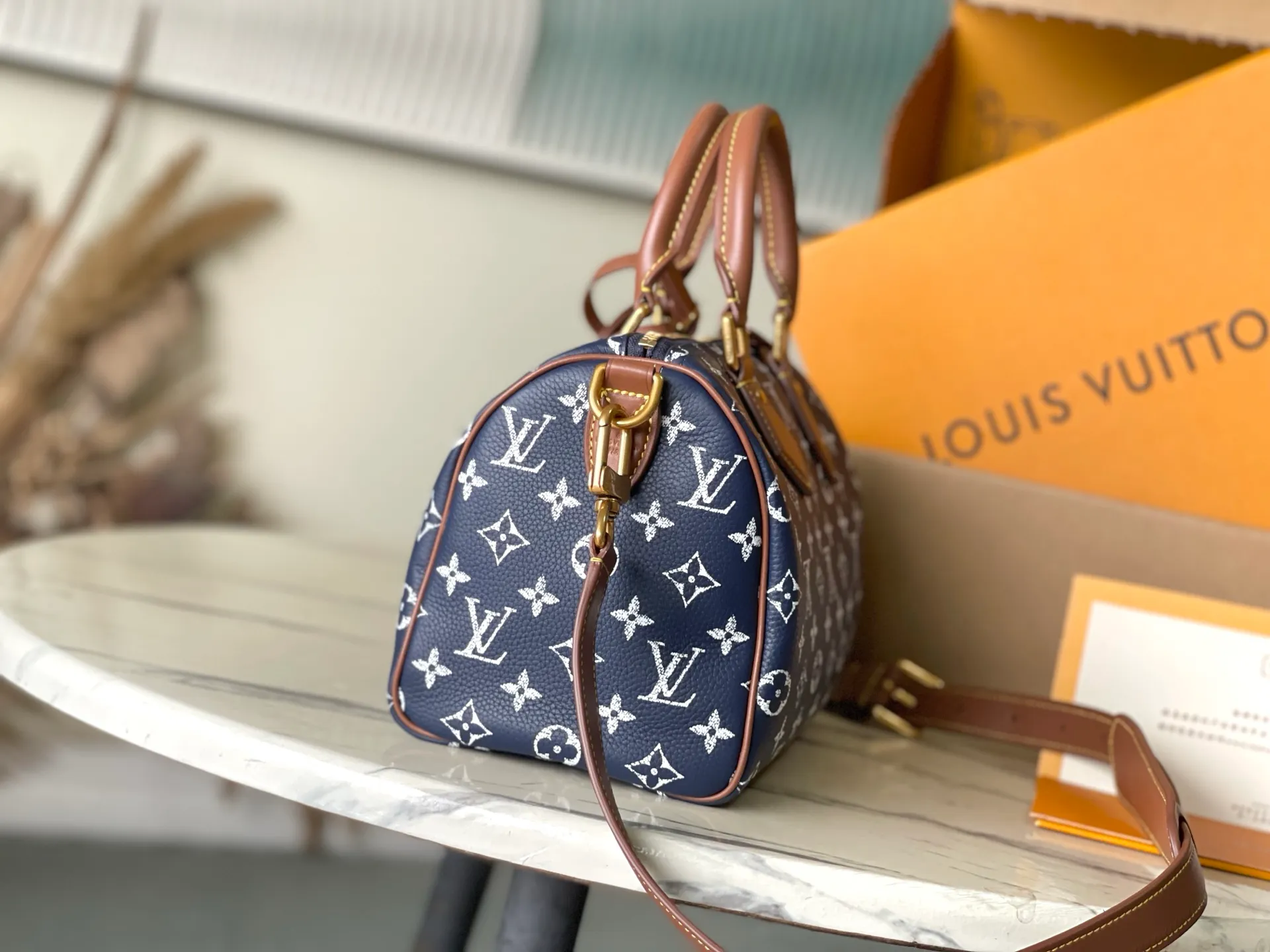💰1640 (top-grain leather) top original order M15278 This Speedy P18 Bandouliere 25 handbag combines a cowhide body and leather trim, which combines trendy style and functional considerations. The lobster pattern embossed on the handle fastener symbolizes longevity and prosperity in Japanese culture, and together with the removable leather storage inner bag, continues the iconic element of the Speedy P18 series. Dimensions: 25 × 15 × 15 cm