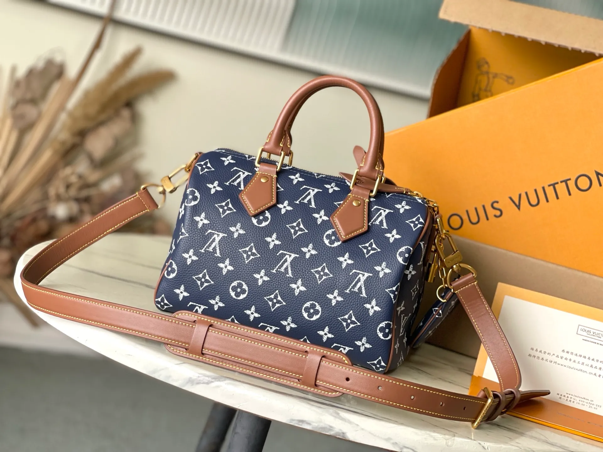 💰1640 (top-grain leather) top original order M15278 This Speedy P18 Bandouliere 25 handbag combines a cowhide body and leather trim, which combines trendy style and functional considerations. The lobster pattern embossed on the handle fastener symbolizes longevity and prosperity in Japanese culture, and together with the removable leather storage inner bag, continues the iconic element of the Speedy P18 series. Dimensions: 25 × 15 × 15 cm