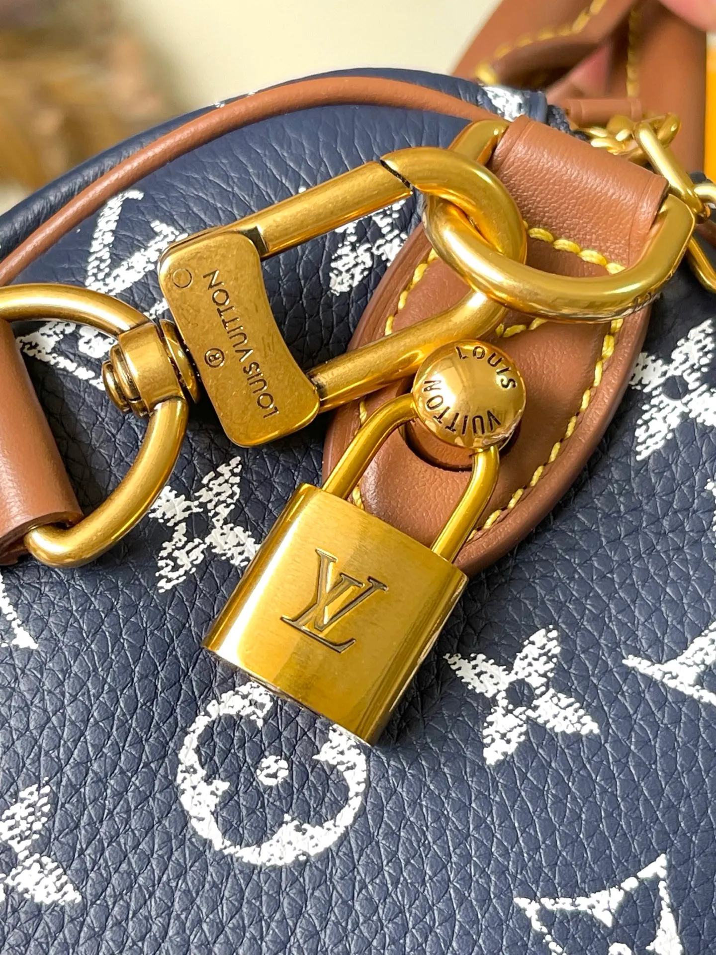 💰1640 (top-grain leather) top original order M15278 This Speedy P18 Bandouliere 25 handbag combines a cowhide body and leather trim, which combines trendy style and functional considerations. The lobster pattern embossed on the handle fastener symbolizes longevity and prosperity in Japanese culture, and together with the removable leather storage inner bag, continues the iconic element of the Speedy P18 series. Dimensions: 25 × 15 × 15 cm