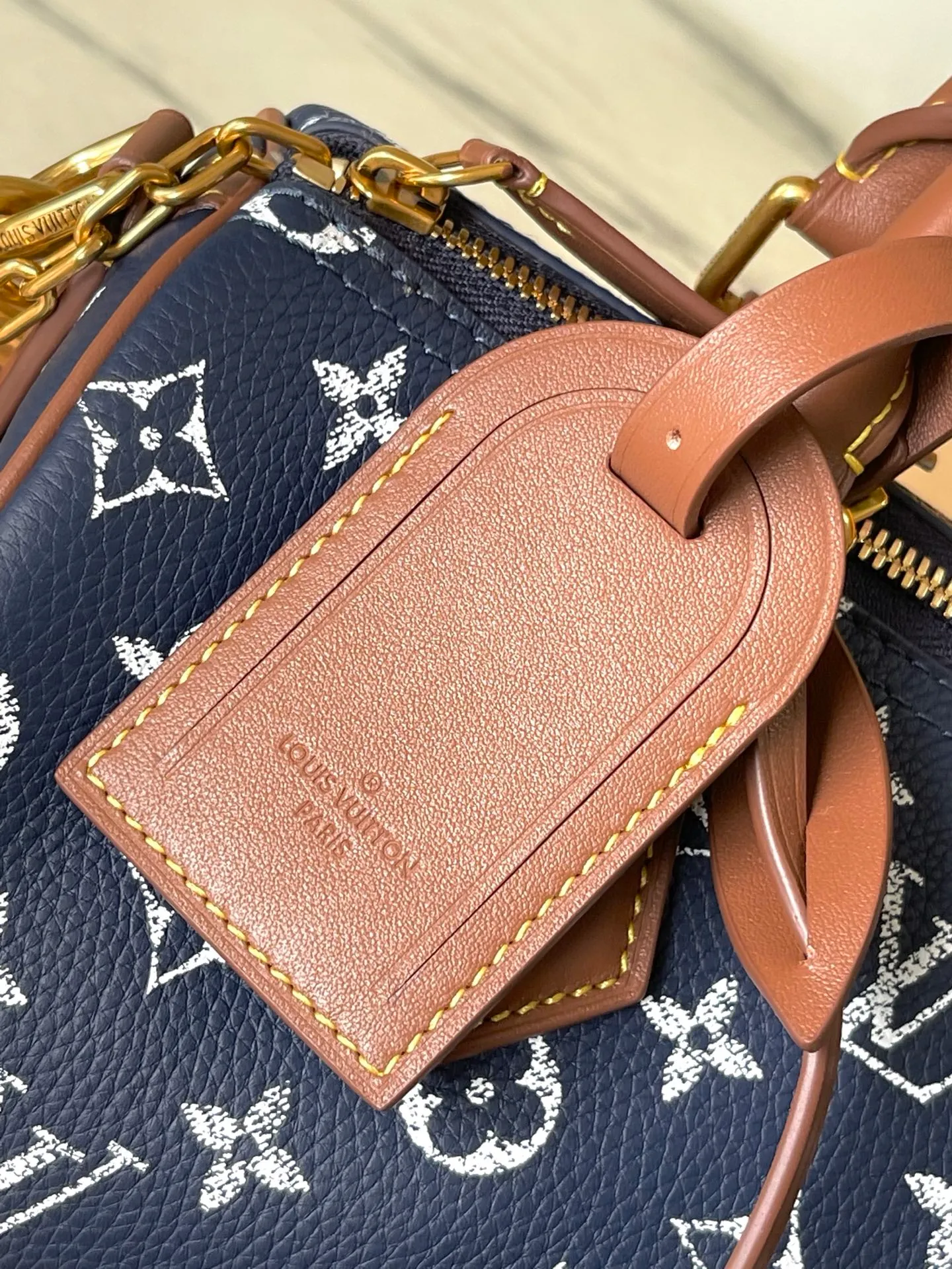 💰1640 (top-grain leather) top original order M15278 This Speedy P18 Bandouliere 25 handbag combines a cowhide body and leather trim, which combines trendy style and functional considerations. The lobster pattern embossed on the handle fastener symbolizes longevity and prosperity in Japanese culture, and together with the removable leather storage inner bag, continues the iconic element of the Speedy P18 series. Dimensions: 25 × 15 × 15 cm