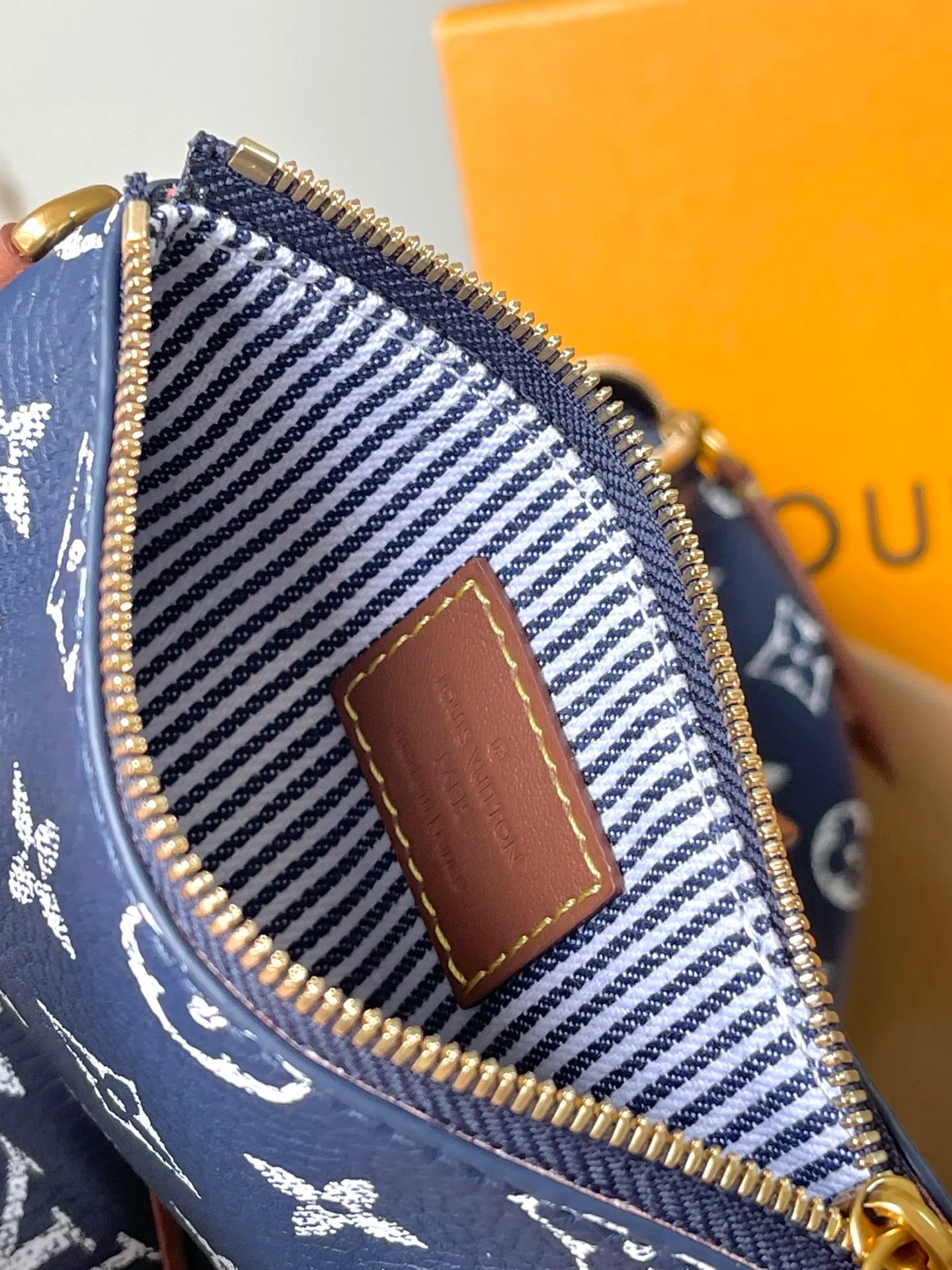 💰1640 (top-grain leather) top original order M15278 This Speedy P18 Bandouliere 25 handbag combines a cowhide body and leather trim, which combines trendy style and functional considerations. The lobster pattern embossed on the handle fastener symbolizes longevity and prosperity in Japanese culture, and together with the removable leather storage inner bag, continues the iconic element of the Speedy P18 series. Dimensions: 25 × 15 × 15 cm