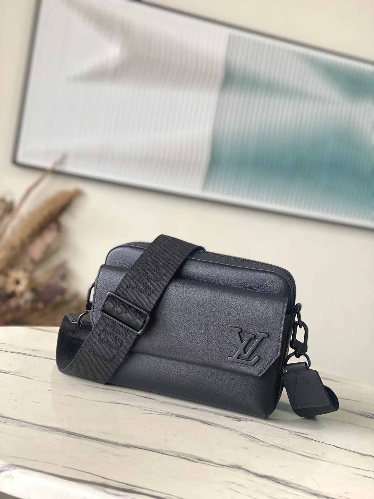 💰1000 (top-grain leather) top-quality original order M22842 black top-grain leather. This Fastline messenger bag is made of soft cow leather, combining fashion and functionality. The snug fit holds a cell phone, small wallet, notepad and headphones, and the front pocket provides easy access to essentials. The logo shoulder strap is removable or adjustable for shoulder or cross-body wear. Dimensions: 23.5 x 18 x 7 cm