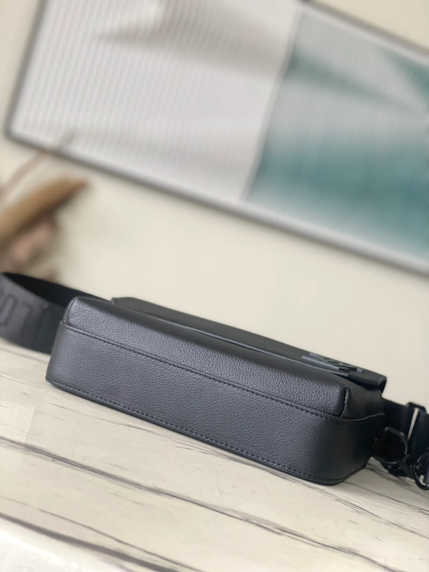 💰1000 (top-grain leather) top-quality original order M22842 black top-grain leather. This Fastline messenger bag is made of soft cow leather, combining fashion and functionality. The snug fit holds a cell phone, small wallet, notepad and headphones, and the front pocket provides easy access to essentials. The logo shoulder strap is removable or adjustable for shoulder or cross-body wear. Dimensions: 23.5 x 18 x 7 cm