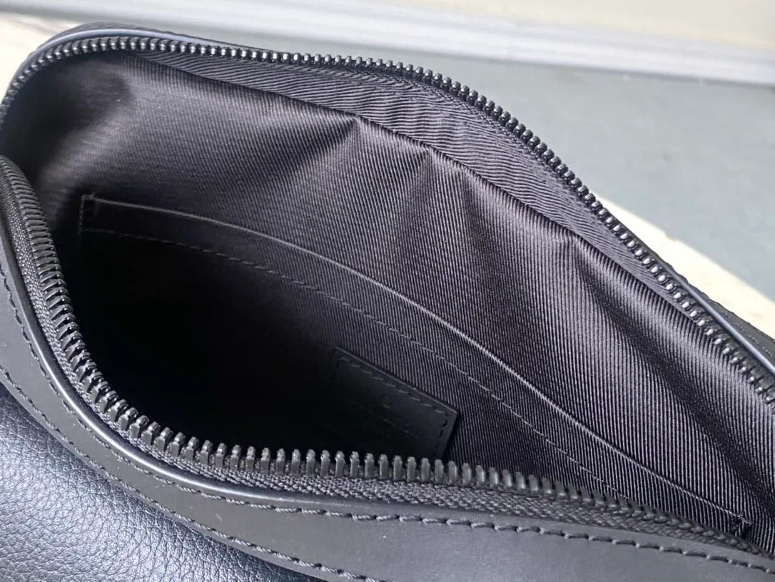 💰1000 (top-grain leather) top-quality original order M22842 black top-grain leather. This Fastline messenger bag is made of soft cow leather, combining fashion and functionality. The snug fit holds a cell phone, small wallet, notepad and headphones, and the front pocket provides easy access to essentials. The logo shoulder strap is removable or adjustable for shoulder or cross-body wear. Dimensions: 23.5 x 18 x 7 cm