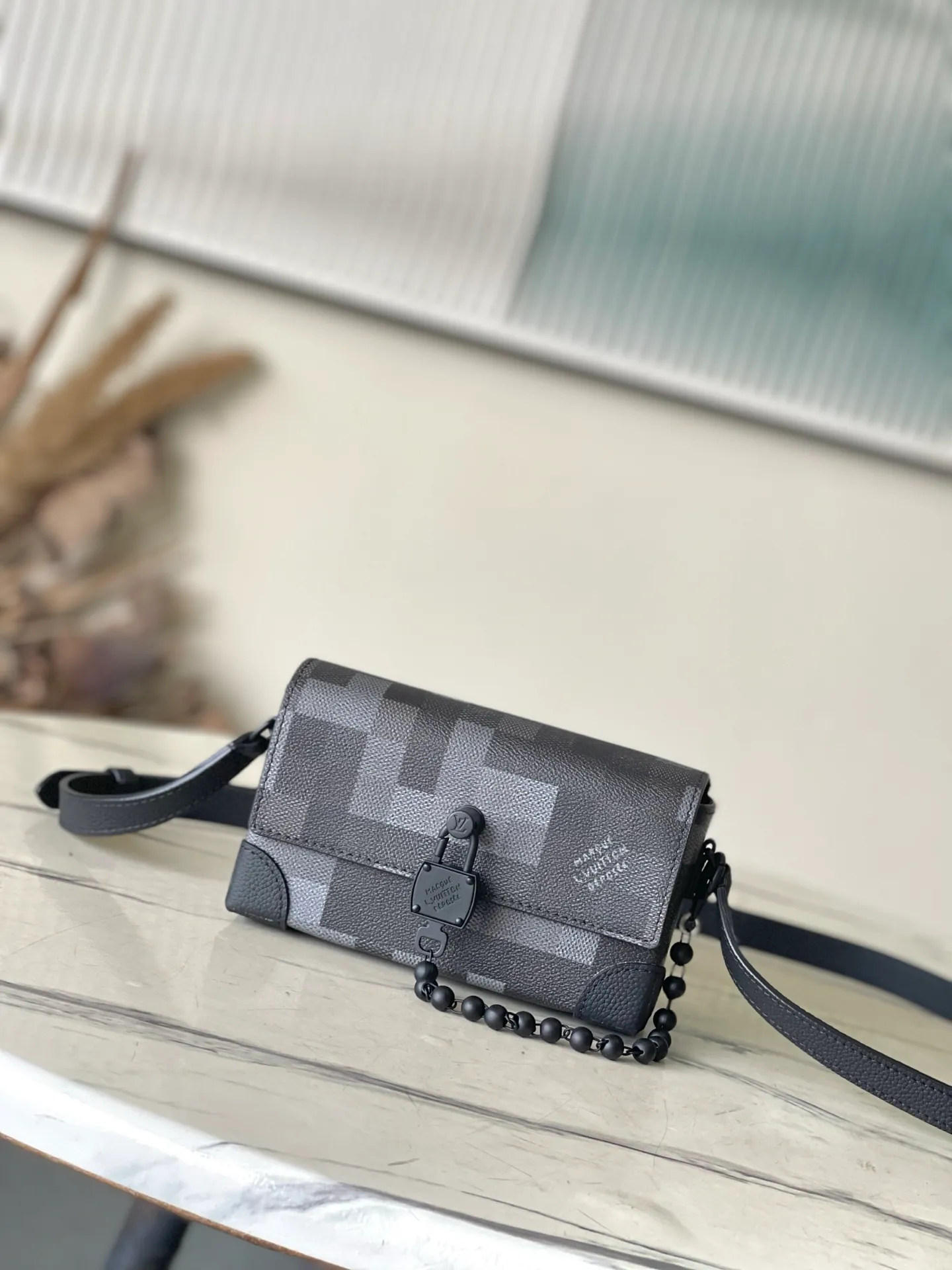 💰980 Top Original Order M14923 This Steamer mini handbag is made of Damoflage Black coated canvas to reflect Pharrell Williams' elegant and elegant design. Pixelated Damier Graphite pattern creates a modern look. The square lock buckle connects to the delicate bead chain, and the adjustable shoulder strap allows for shoulder or cross-body wear. Dimensions: 18 × 11 × 6.5 cm