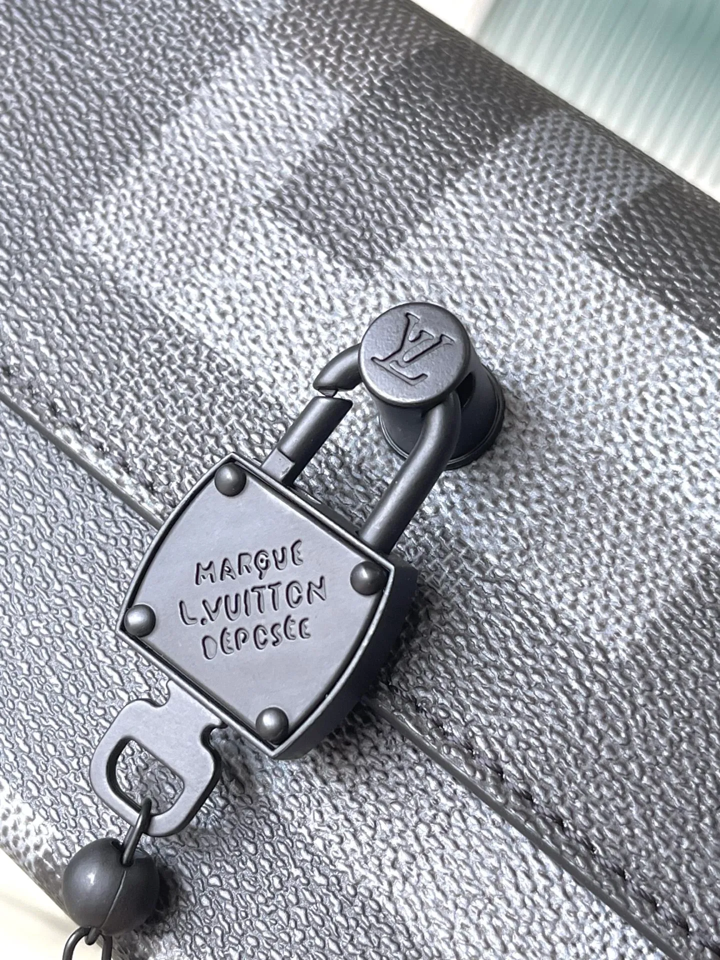 💰980 Top Original Order M14923 This Steamer mini handbag is made of Damoflage Black coated canvas to reflect Pharrell Williams' elegant and elegant design. Pixelated Damier Graphite pattern creates a modern look. The square lock buckle connects to the delicate bead chain, and the adjustable shoulder strap allows for shoulder or cross-body wear. Dimensions: 18 × 11 × 6.5 cm