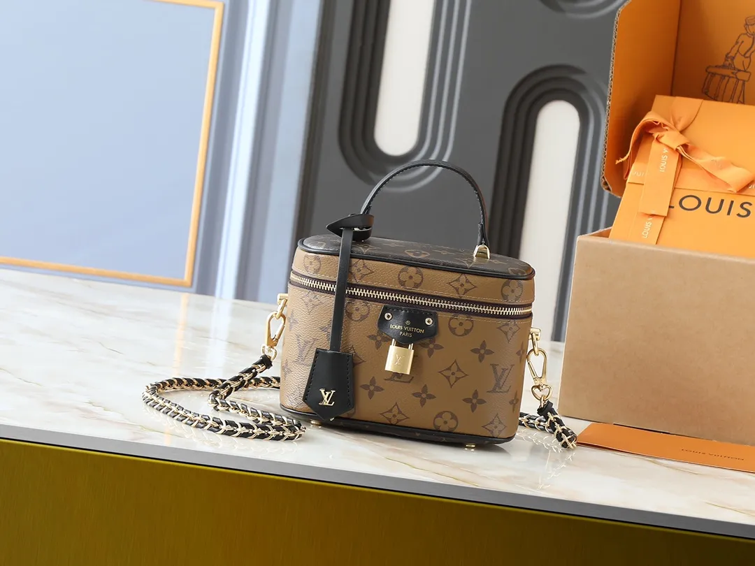 💰240💰Upgraded from the original M47128, Nicolas Ghesquière plays a modern chapter in Louis Vuitton’s travel heritage, reinterpreting the Nice cosmetic bag in Monogram and Monogram Reverse canvas. The soft and light urban handbag structure enables a comfortable travel experience. It cleverly uses a detachable leather woven chain to carry it hand-held, on the shoulder, or as a cross-body bag. Dimensions: 19.0 x 11.0 x 13.0 cm (length x height x width)