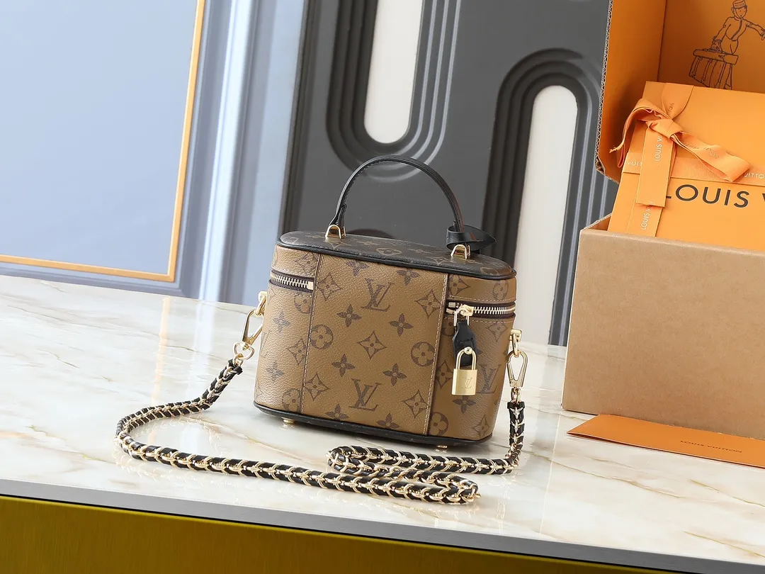 💰240💰Upgraded from the original M47128, Nicolas Ghesquière plays a modern chapter in Louis Vuitton’s travel heritage, reinterpreting the Nice cosmetic bag in Monogram and Monogram Reverse canvas. The soft and light urban handbag structure enables a comfortable travel experience. It cleverly uses a detachable leather woven chain to carry it hand-held, on the shoulder, or as a cross-body bag. Dimensions: 19.0 x 11.0 x 13.0 cm (length x height x width)