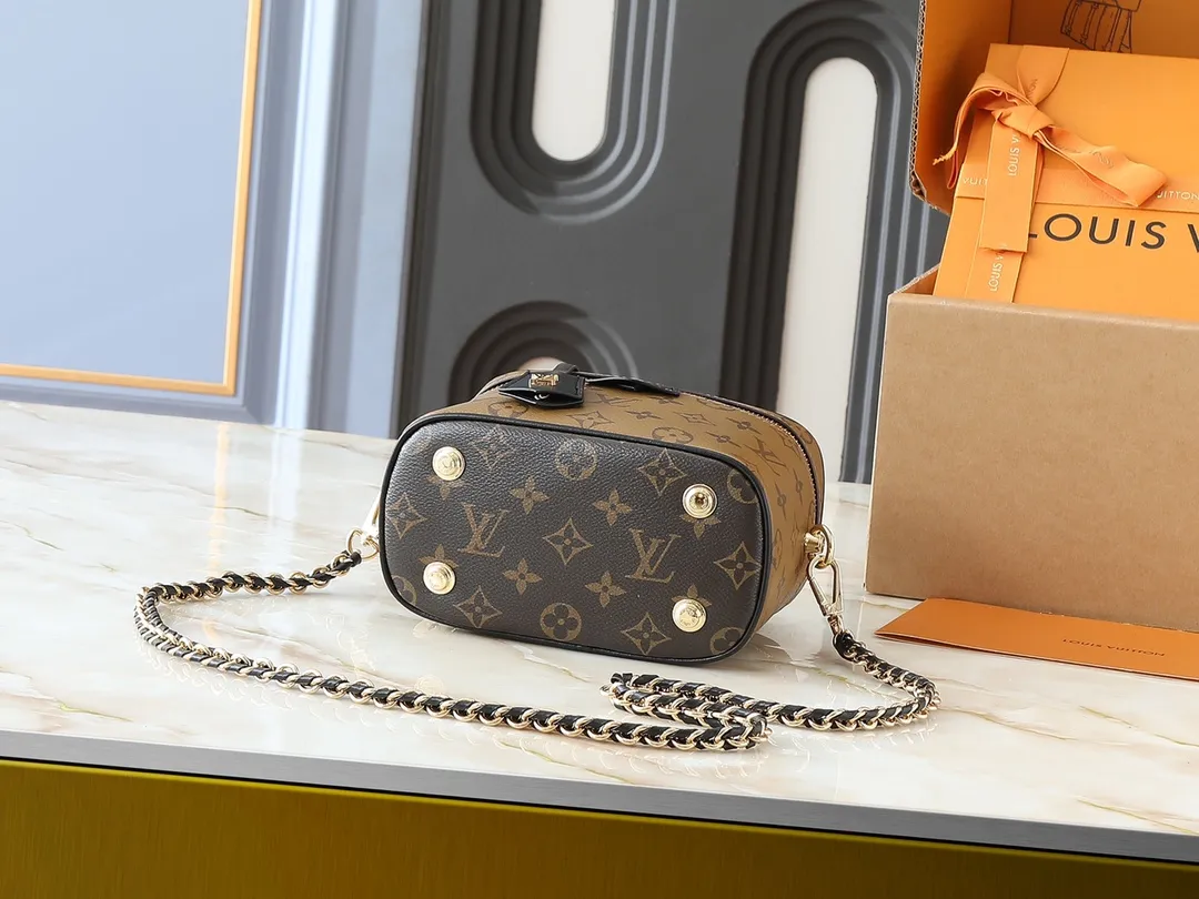 💰240💰Upgraded from the original M47128, Nicolas Ghesquière plays a modern chapter in Louis Vuitton’s travel heritage, reinterpreting the Nice cosmetic bag in Monogram and Monogram Reverse canvas. The soft and light urban handbag structure enables a comfortable travel experience. It cleverly uses a detachable leather woven chain to carry it hand-held, on the shoulder, or as a cross-body bag. Dimensions: 19.0 x 11.0 x 13.0 cm (length x height x width)