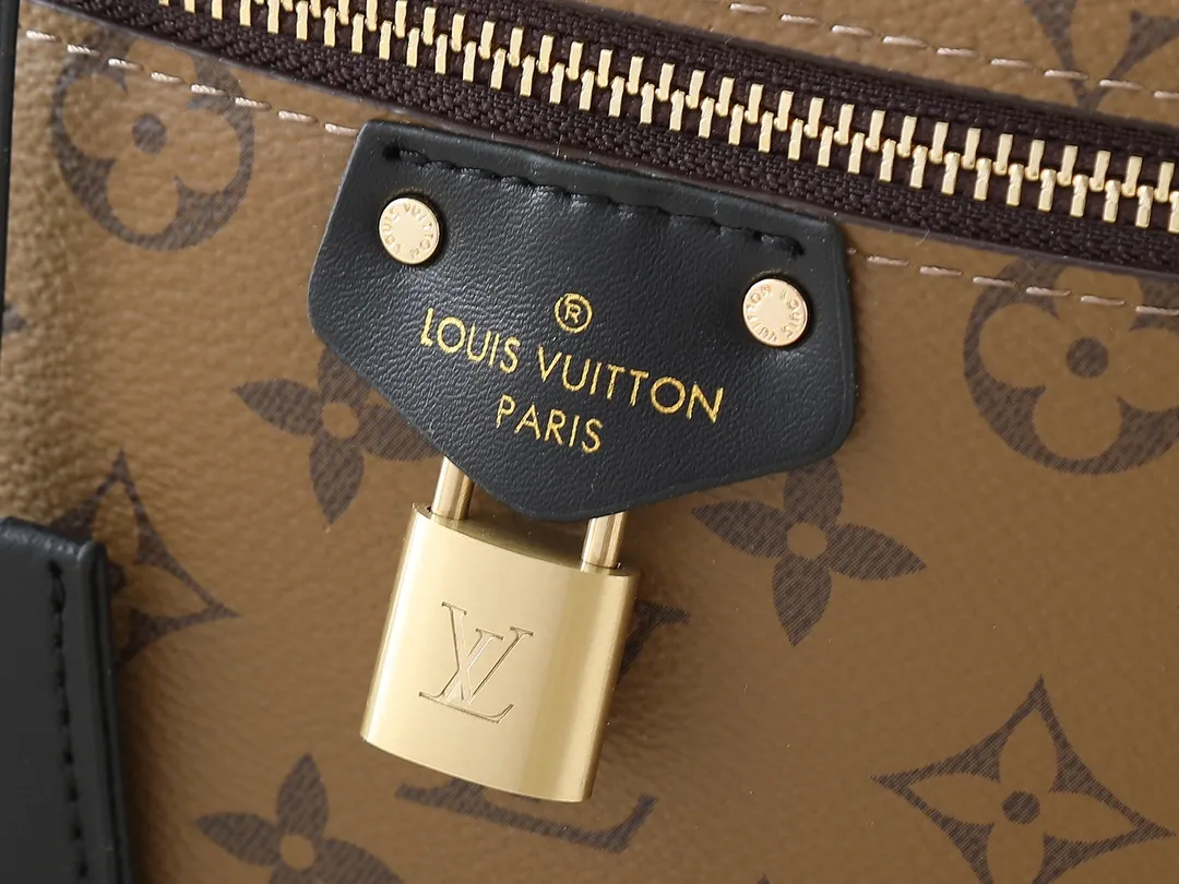 💰240💰Upgraded from the original M47128, Nicolas Ghesquière plays a modern chapter in Louis Vuitton’s travel heritage, reinterpreting the Nice cosmetic bag in Monogram and Monogram Reverse canvas. The soft and light urban handbag structure enables a comfortable travel experience. It cleverly uses a detachable leather woven chain to carry it hand-held, on the shoulder, or as a cross-body bag. Dimensions: 19.0 x 11.0 x 13.0 cm (length x height x width)
