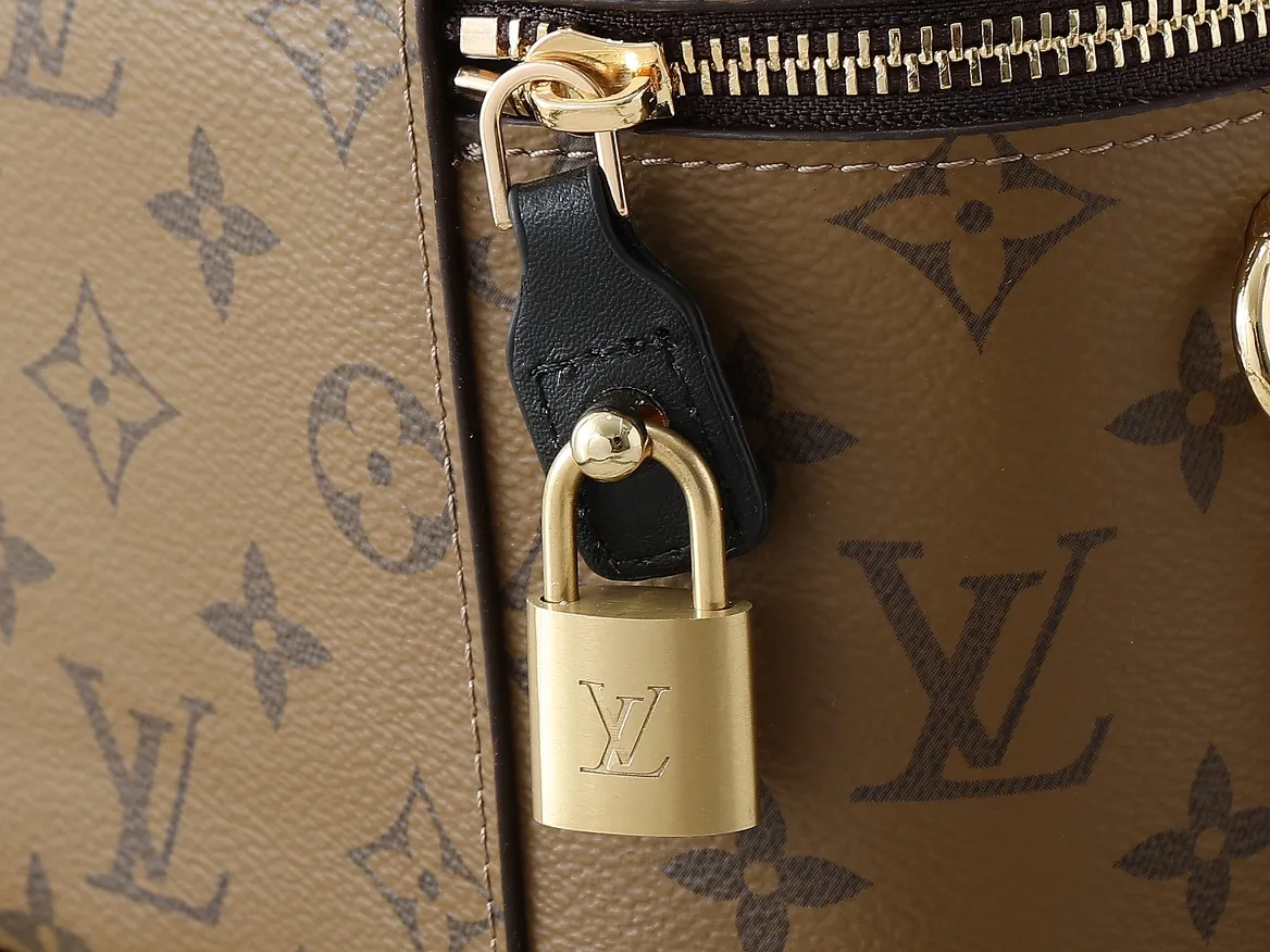 💰240💰Upgraded from the original M47128, Nicolas Ghesquière plays a modern chapter in Louis Vuitton’s travel heritage, reinterpreting the Nice cosmetic bag in Monogram and Monogram Reverse canvas. The soft and light urban handbag structure enables a comfortable travel experience. It cleverly uses a detachable leather woven chain to carry it hand-held, on the shoulder, or as a cross-body bag. Dimensions: 19.0 x 11.0 x 13.0 cm (length x height x width)