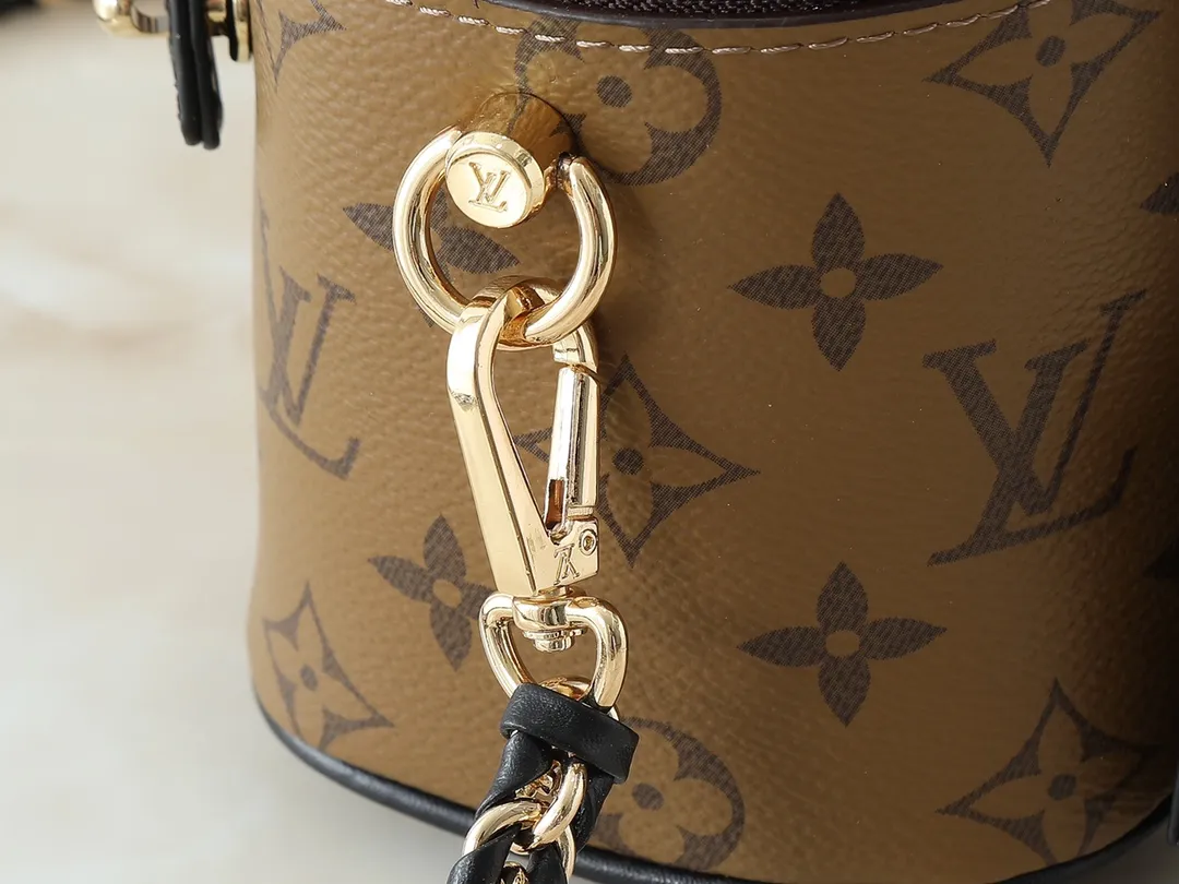 💰240💰Upgraded from the original M47128, Nicolas Ghesquière plays a modern chapter in Louis Vuitton’s travel heritage, reinterpreting the Nice cosmetic bag in Monogram and Monogram Reverse canvas. The soft and light urban handbag structure enables a comfortable travel experience. It cleverly uses a detachable leather woven chain to carry it hand-held, on the shoulder, or as a cross-body bag. Dimensions: 19.0 x 11.0 x 13.0 cm (length x height x width)
