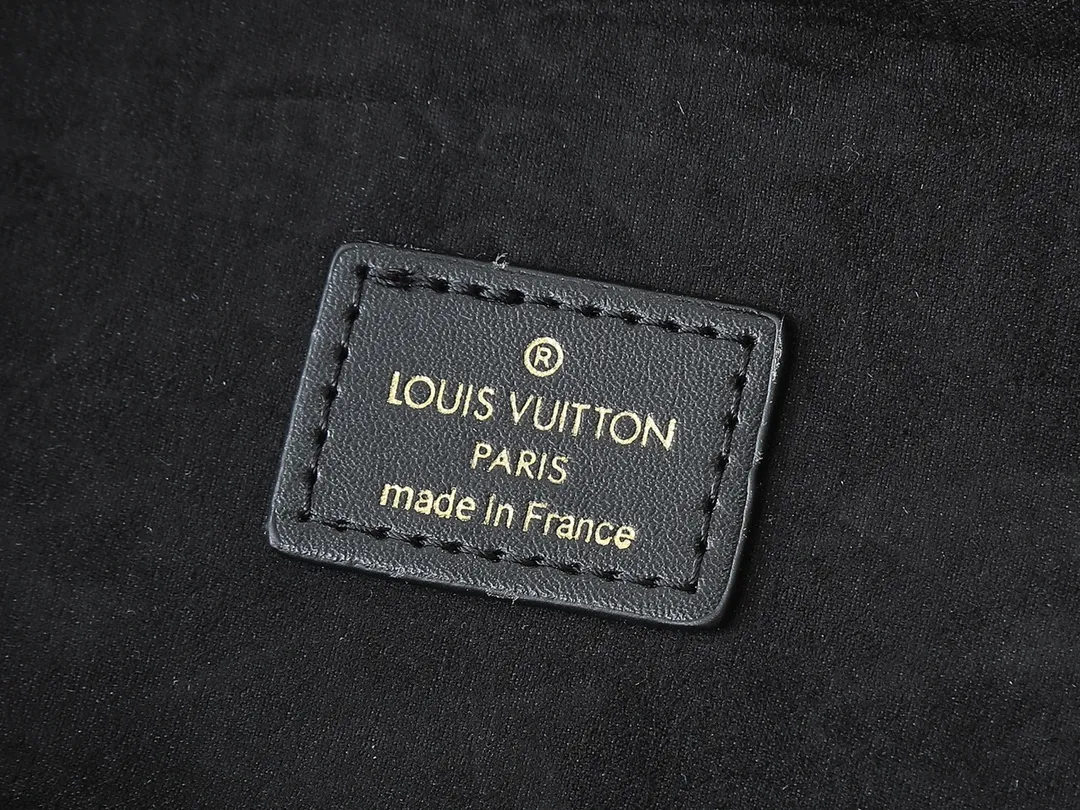 💰240💰Upgraded from the original M47128, Nicolas Ghesquière plays a modern chapter in Louis Vuitton’s travel heritage, reinterpreting the Nice cosmetic bag in Monogram and Monogram Reverse canvas. The soft and light urban handbag structure enables a comfortable travel experience. It cleverly uses a detachable leather woven chain to carry it hand-held, on the shoulder, or as a cross-body bag. Dimensions: 19.0 x 11.0 x 13.0 cm (length x height x width)