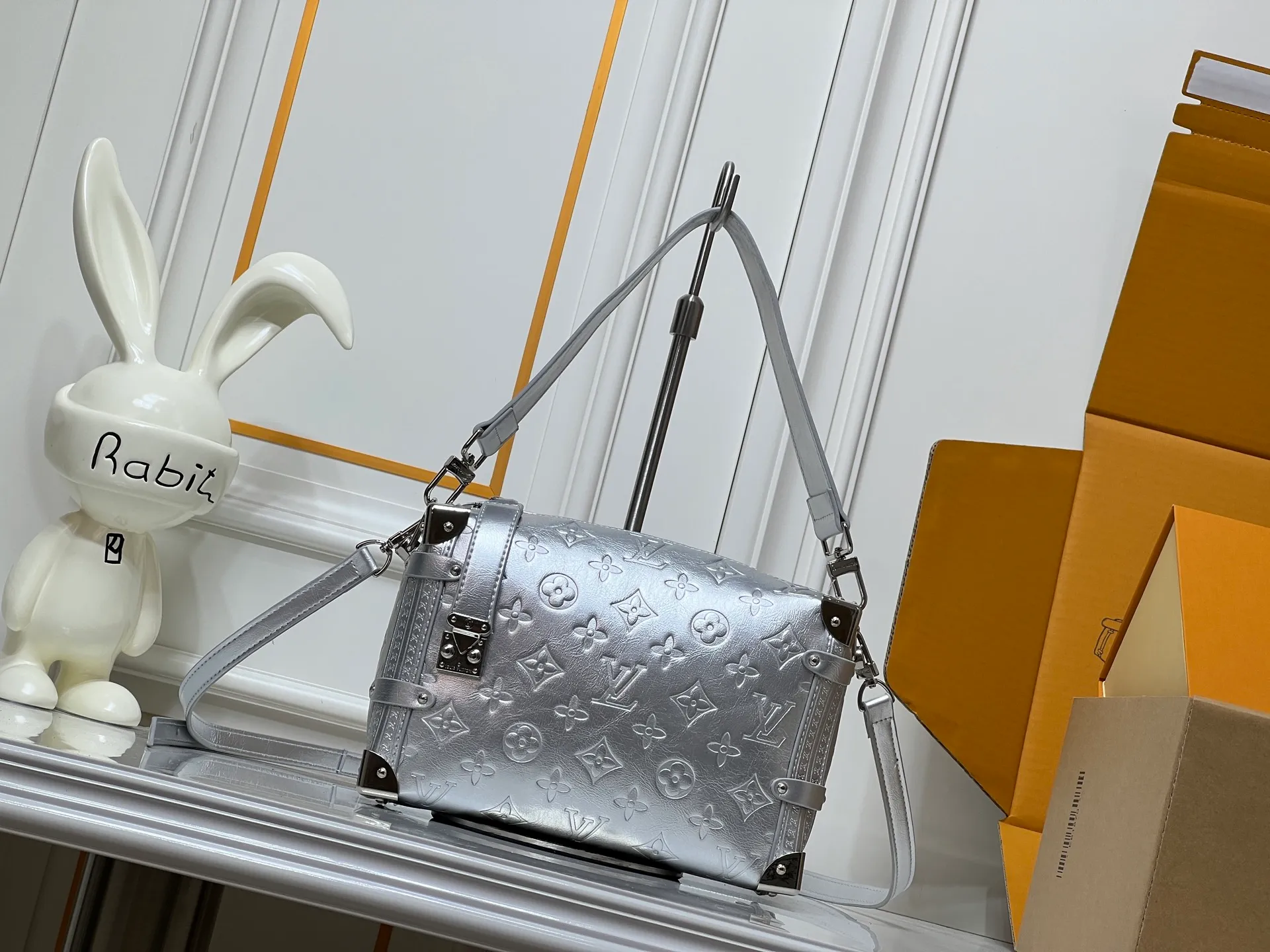 Batch 320💰M46358 M26223 This medium Side Trunk handbag is from the Monogram Bold series, showing artistic director Nicolas Ghesquiere's creative interpretation of Louis Vuitton's classic luggage. Smooth cow leather with embossed Monogram pattern on the bag body, metal corners and S-lock buckle to highlight the signature touch, detachable long shoulder strap for flexible carrying Dimensions: 23.5X16X8.5 cm