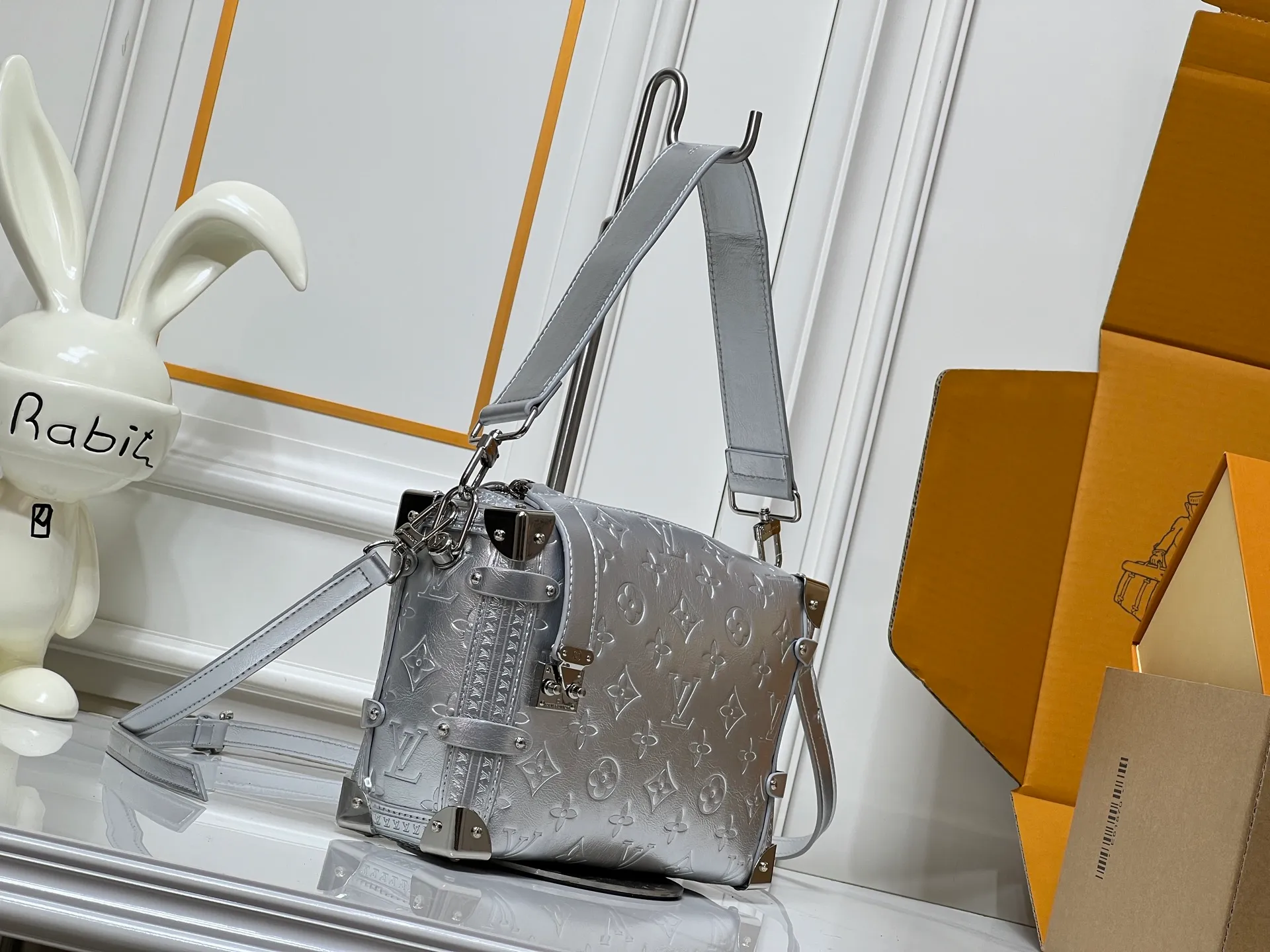 Batch 320💰M46358 M26223 This medium Side Trunk handbag is from the Monogram Bold series, showing artistic director Nicolas Ghesquiere's creative interpretation of Louis Vuitton's classic luggage. Smooth cow leather with embossed Monogram pattern on the bag body, metal corners and S-lock buckle to highlight the signature touch, detachable long shoulder strap for flexible carrying Dimensions: 23.5X16X8.5 cm