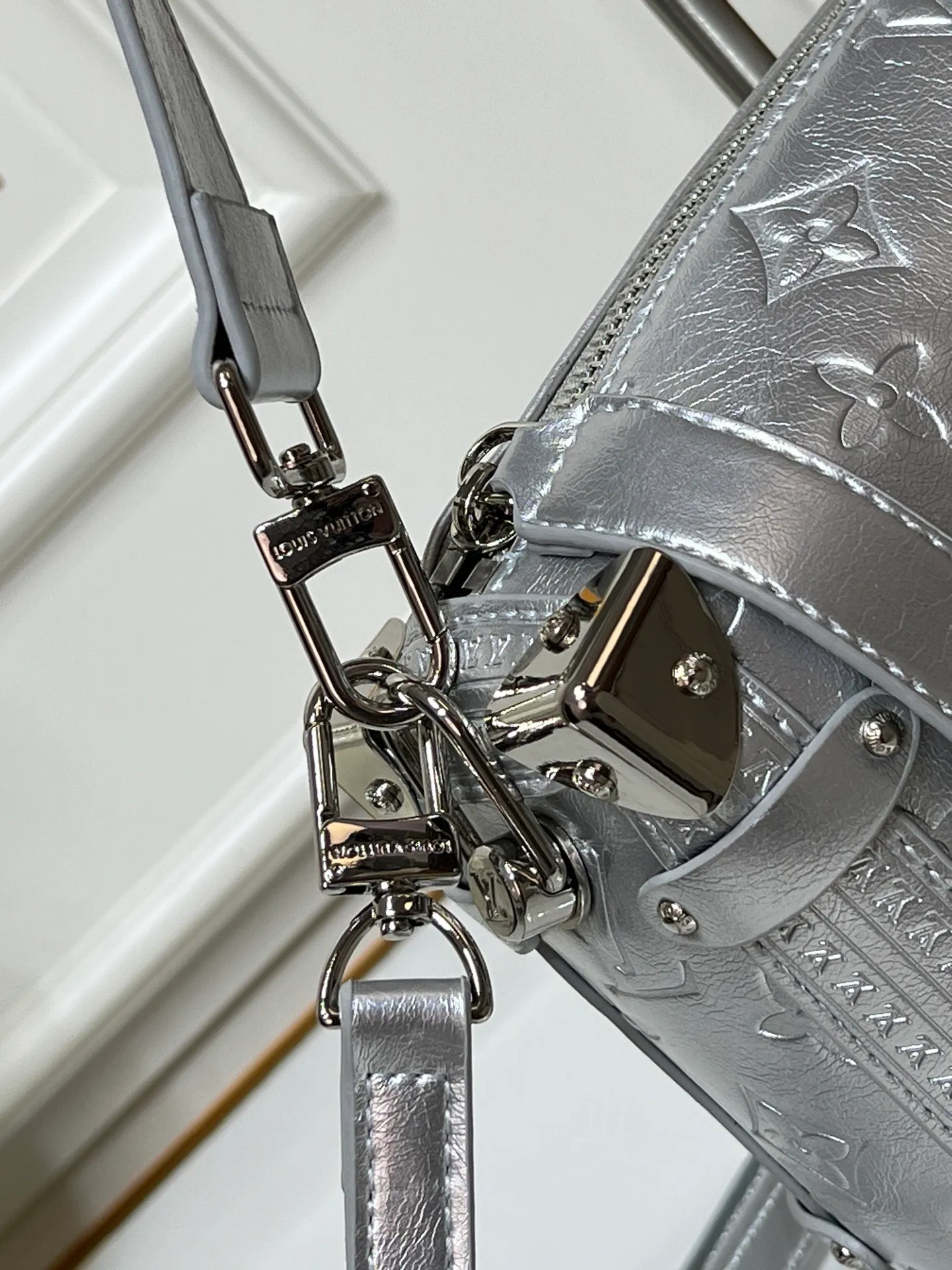 Batch 320💰M46358 M26223 This medium Side Trunk handbag is from the Monogram Bold series, showing artistic director Nicolas Ghesquiere's creative interpretation of Louis Vuitton's classic luggage. Smooth cow leather with embossed Monogram pattern on the bag body, metal corners and S-lock buckle to highlight the signature touch, detachable long shoulder strap for flexible carrying Dimensions: 23.5X16X8.5 cm