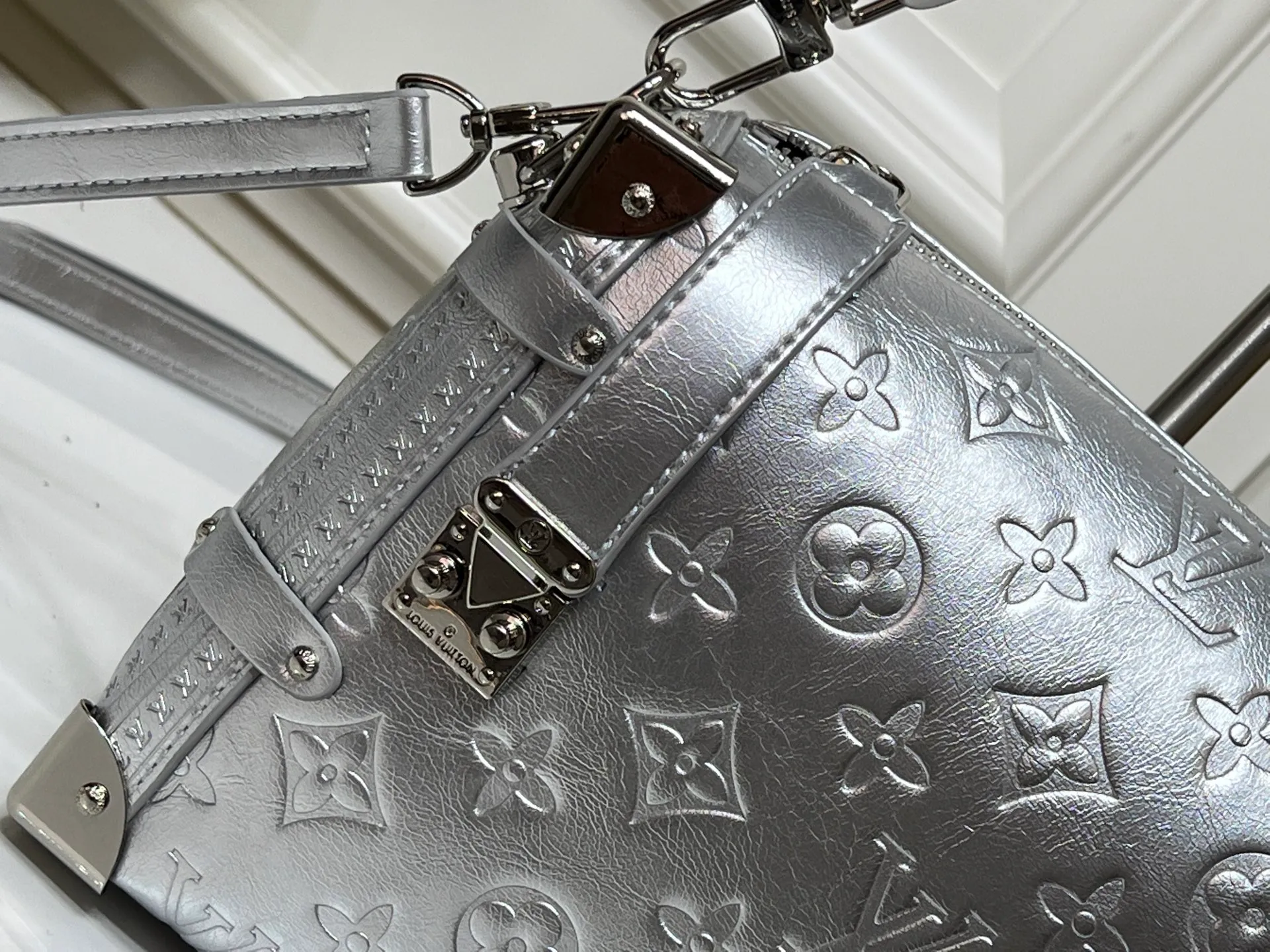 Batch 320💰M46358 M26223 This medium Side Trunk handbag is from the Monogram Bold series, showing artistic director Nicolas Ghesquiere's creative interpretation of Louis Vuitton's classic luggage. Smooth cow leather with embossed Monogram pattern on the bag body, metal corners and S-lock buckle to highlight the signature touch, detachable long shoulder strap for flexible carrying Dimensions: 23.5X16X8.5 cm