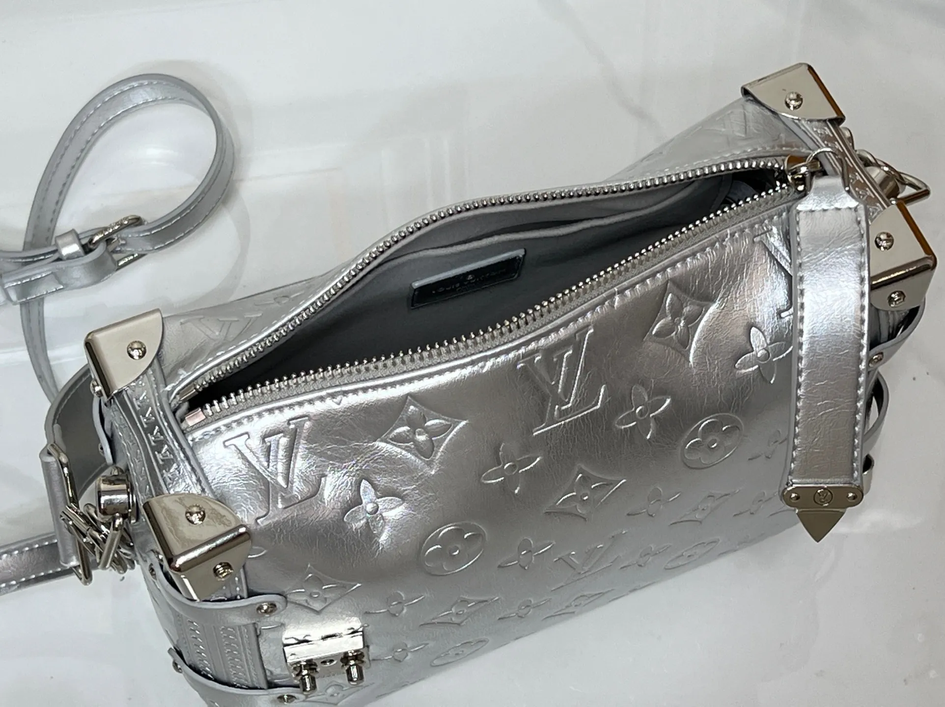 Batch 320💰M46358 M26223 This medium Side Trunk handbag is from the Monogram Bold series, showing artistic director Nicolas Ghesquiere's creative interpretation of Louis Vuitton's classic luggage. Smooth cow leather with embossed Monogram pattern on the bag body, metal corners and S-lock buckle to highlight the signature touch, detachable long shoulder strap for flexible carrying Dimensions: 23.5X16X8.5 cm