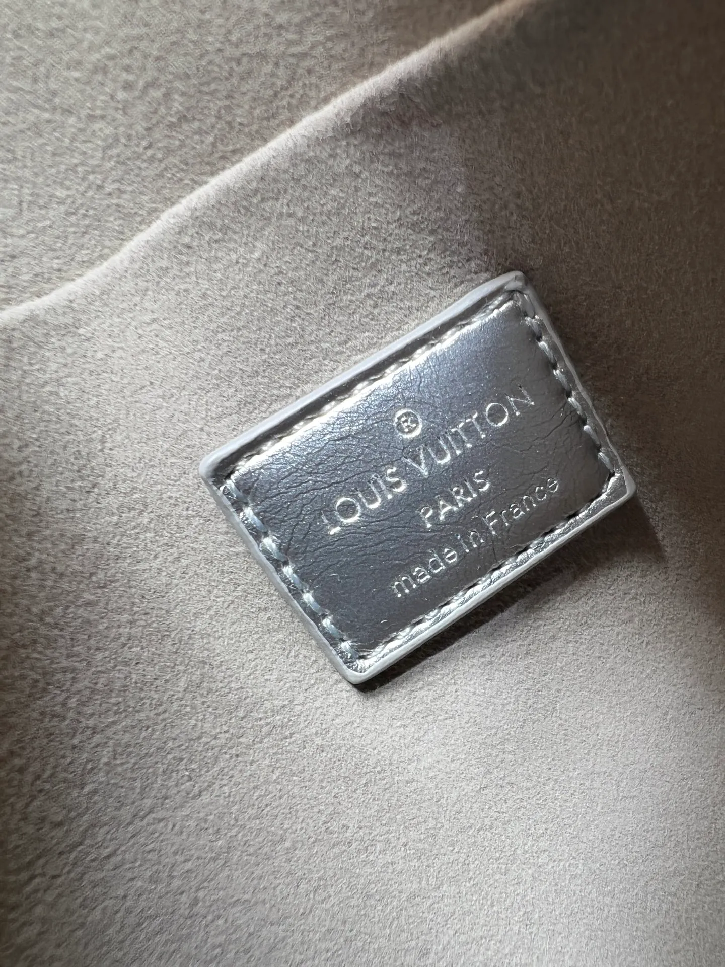 Batch 320💰M46358 M26223 This medium Side Trunk handbag is from the Monogram Bold series, showing artistic director Nicolas Ghesquiere's creative interpretation of Louis Vuitton's classic luggage. Smooth cow leather with embossed Monogram pattern on the bag body, metal corners and S-lock buckle to highlight the signature touch, detachable long shoulder strap for flexible carrying Dimensions: 23.5X16X8.5 cm