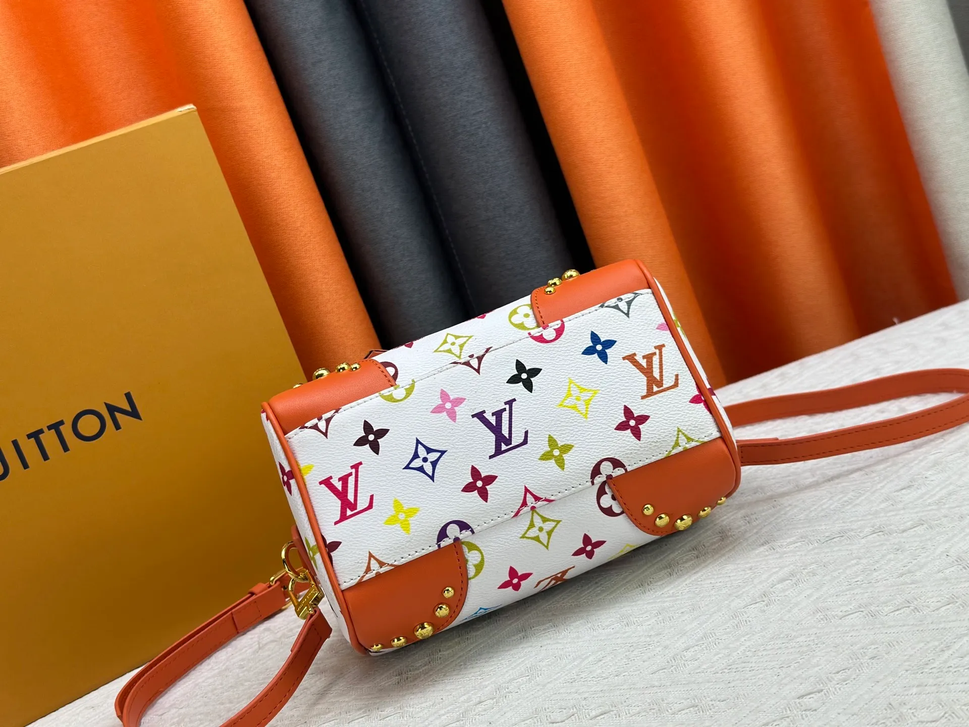 P260 upgraded original M58953 M46234 M46222 Speedy Bandoulière 20 handbag is made of soft coated canvas, and the full-length Monogram pattern is traced in colorful rainbow tones, highlighting the smart style of the Louis Vuitton x Murakami reissue series. The Toron handle and detachable shoulder strap are constructed of cow leather, the metal corners recall classic luggage elements, and the bow-shaped key bag and padlock add brand touches. Dimensions: 20.5 x 13.5 x 12.0 cm (length x height x width)