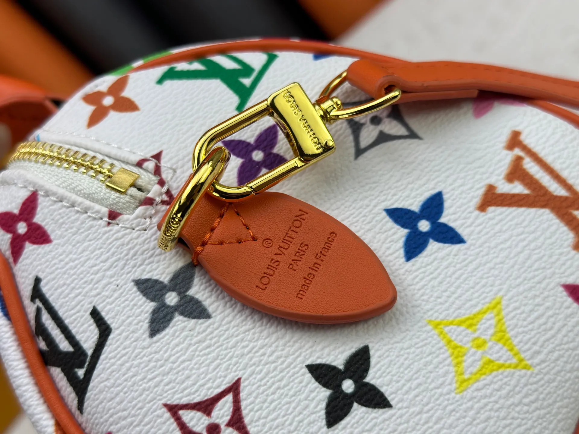 P260 upgraded original M58953 M46234 M46222 Speedy Bandoulière 20 handbag is made of soft coated canvas, and the full-length Monogram pattern is traced in colorful rainbow tones, highlighting the smart style of the Louis Vuitton x Murakami reissue series. The Toron handle and detachable shoulder strap are constructed of cow leather, the metal corners recall classic luggage elements, and the bow-shaped key bag and padlock add brand touches. Dimensions: 20.5 x 13.5 x 12.0 cm (length x height x width)