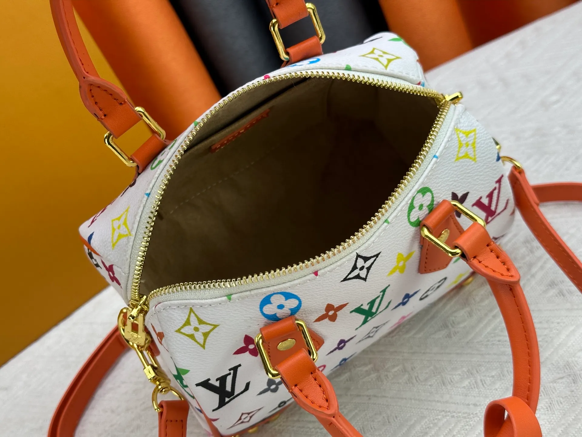 P260 upgraded original M58953 M46234 M46222 Speedy Bandoulière 20 handbag is made of soft coated canvas, and the full-length Monogram pattern is traced in colorful rainbow tones, highlighting the smart style of the Louis Vuitton x Murakami reissue series. The Toron handle and detachable shoulder strap are constructed of cow leather, the metal corners recall classic luggage elements, and the bow-shaped key bag and padlock add brand touches. Dimensions: 20.5 x 13.5 x 12.0 cm (length x height x width)