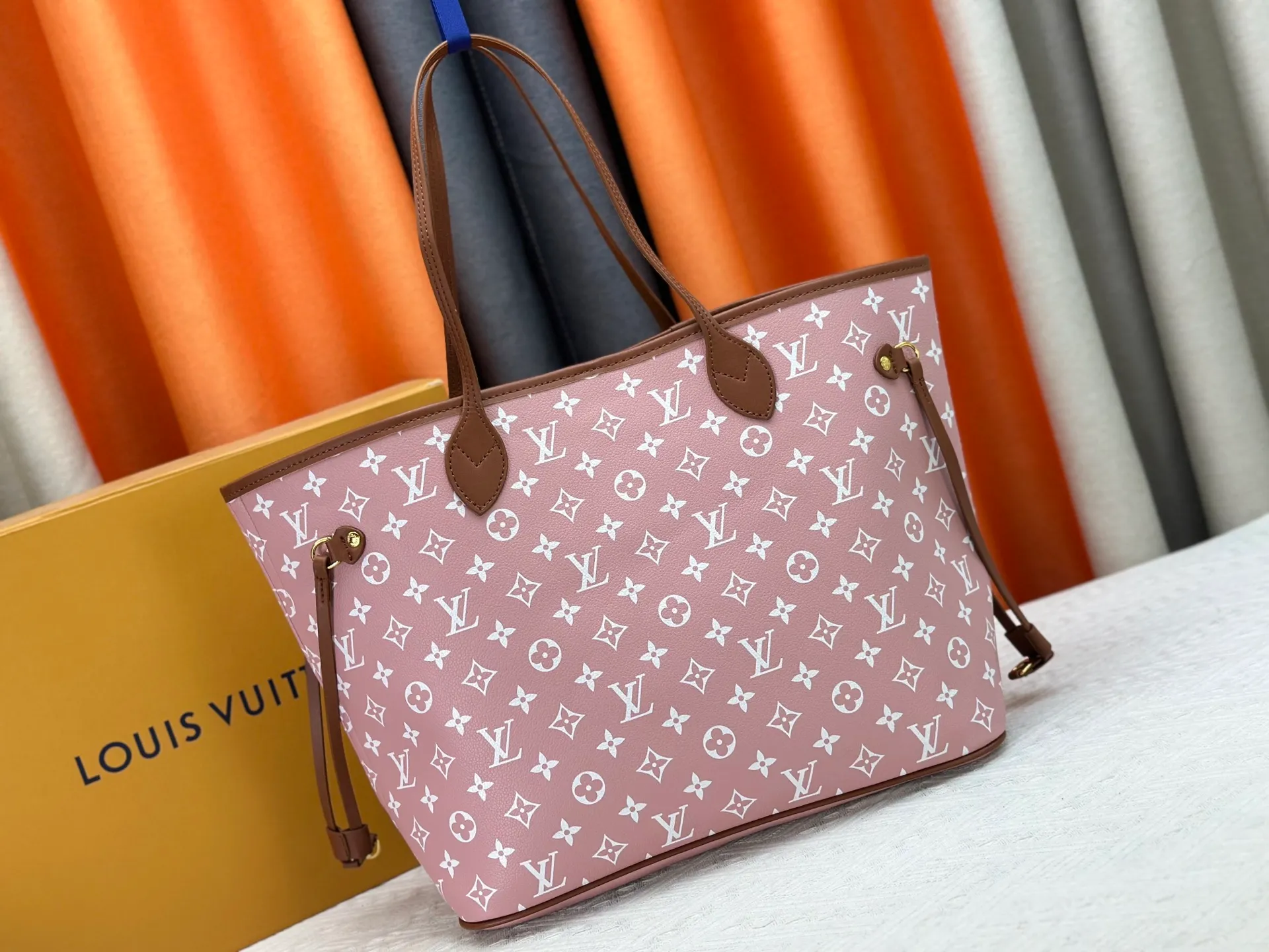 P280 Upgraded Original M45685 M40995 Neverfull handbags always meet your various handbag needs. It has a large capacity but is not bulky. It is stiff and soft to the touch, making it suitable for home and travel. Tighten the side ties and it instantly transforms into a stylish urban handbag. Loosen the straps and it transforms into a chic and practical handbag. The slender leather handle can be carried over the shoulder or between the arms. The model shown here is made of Damier Ebène canvas. Dimensions: 31.0 x 28.0 x 14.0 cm