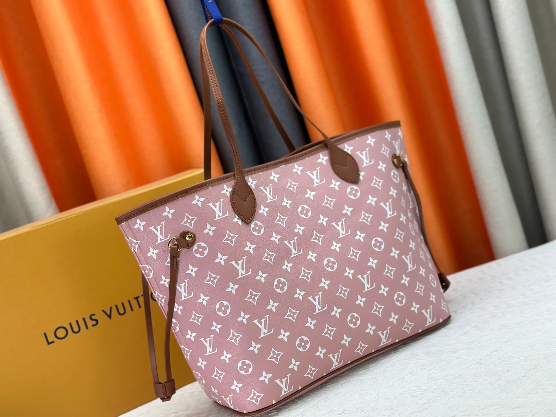 P280 Upgraded Original M45685 M40995 Neverfull handbags always meet your various handbag needs. It has a large capacity but is not bulky. It is stiff and soft to the touch, making it suitable for home and travel. Tighten the side ties and it instantly transforms into a stylish urban handbag. Loosen the straps and it transforms into a chic and practical handbag. The slender leather handle can be carried over the shoulder or between the arms. The model shown here is made of Damier Ebène canvas. Dimensions: 31.0 x 28.0 x 14.0 cm