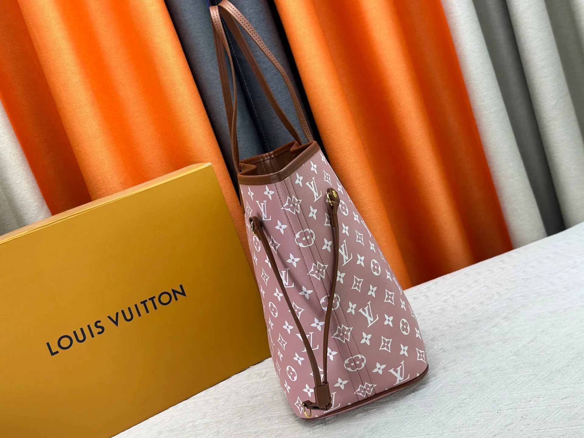 P280 Upgraded Original M45685 M40995 Neverfull handbags always meet your various handbag needs. It has a large capacity but is not bulky. It is stiff and soft to the touch, making it suitable for home and travel. Tighten the side ties and it instantly transforms into a stylish urban handbag. Loosen the straps and it transforms into a chic and practical handbag. The slender leather handle can be carried over the shoulder or between the arms. The model shown here is made of Damier Ebène canvas. Dimensions: 31.0 x 28.0 x 14.0 cm