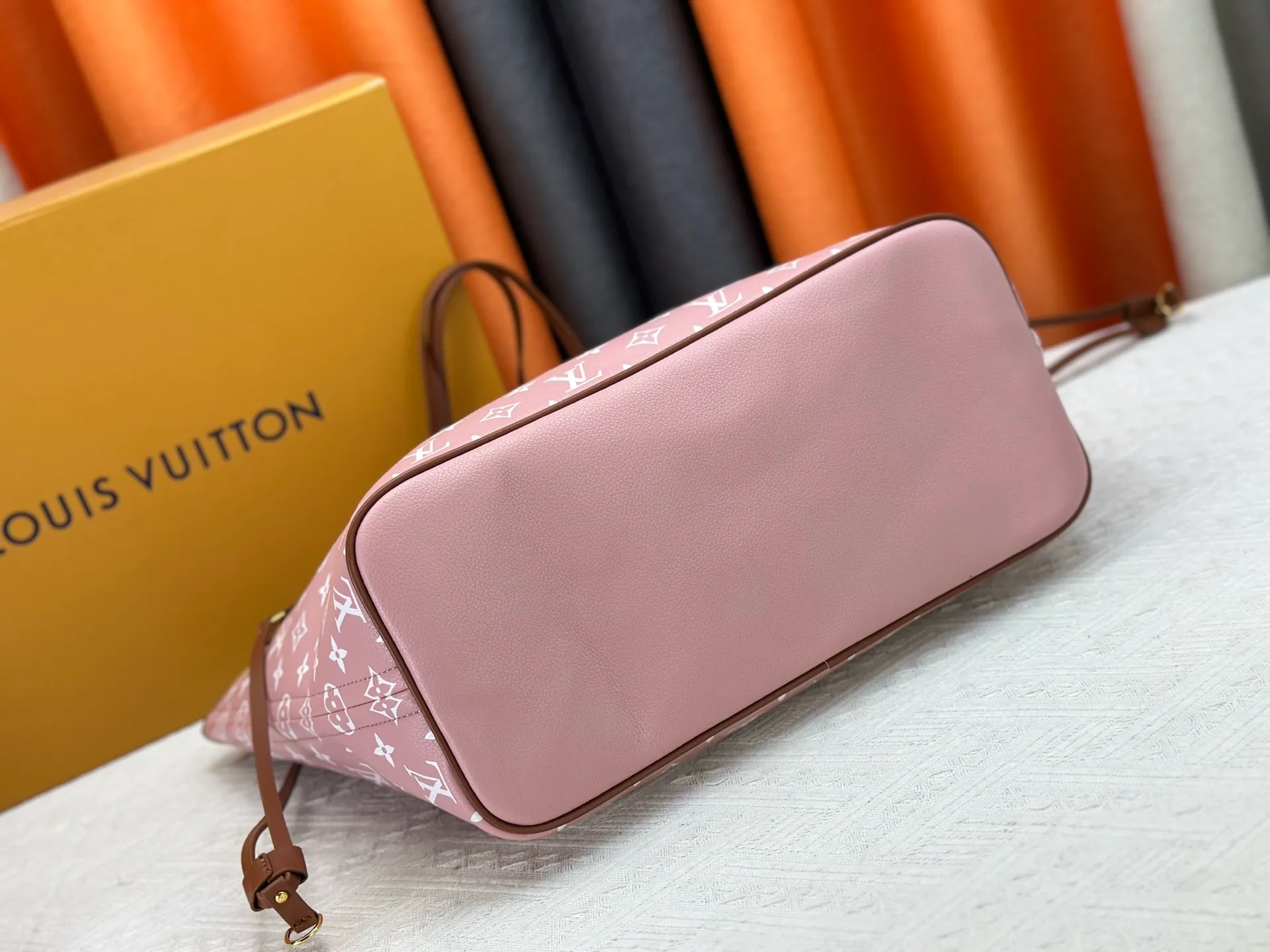 P280 Upgraded Original M45685 M40995 Neverfull handbags always meet your various handbag needs. It has a large capacity but is not bulky. It is stiff and soft to the touch, making it suitable for home and travel. Tighten the side ties and it instantly transforms into a stylish urban handbag. Loosen the straps and it transforms into a chic and practical handbag. The slender leather handle can be carried over the shoulder or between the arms. The model shown here is made of Damier Ebène canvas. Dimensions: 31.0 x 28.0 x 14.0 cm