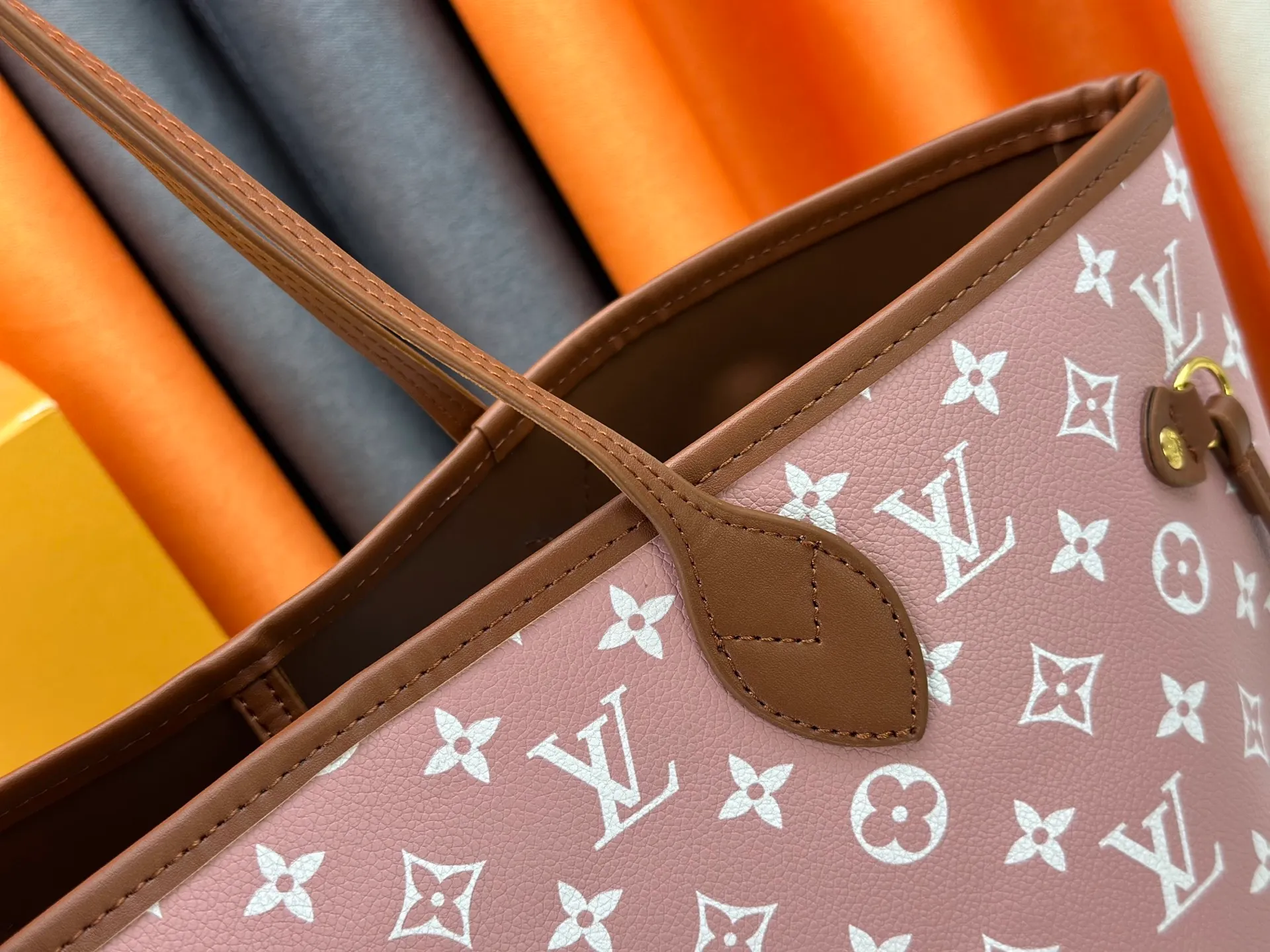 P280 Upgraded Original M45685 M40995 Neverfull handbags always meet your various handbag needs. It has a large capacity but is not bulky. It is stiff and soft to the touch, making it suitable for home and travel. Tighten the side ties and it instantly transforms into a stylish urban handbag. Loosen the straps and it transforms into a chic and practical handbag. The slender leather handle can be carried over the shoulder or between the arms. The model shown here is made of Damier Ebène canvas. Dimensions: 31.0 x 28.0 x 14.0 cm