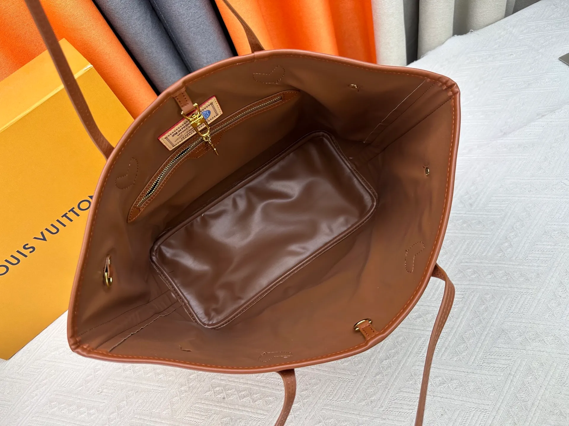 P280 Upgraded Original M45685 M40995 Neverfull handbags always meet your various handbag needs. It has a large capacity but is not bulky. It is stiff and soft to the touch, making it suitable for home and travel. Tighten the side ties and it instantly transforms into a stylish urban handbag. Loosen the straps and it transforms into a chic and practical handbag. The slender leather handle can be carried over the shoulder or between the arms. The model shown here is made of Damier Ebène canvas. Dimensions: 31.0 x 28.0 x 14.0 cm
