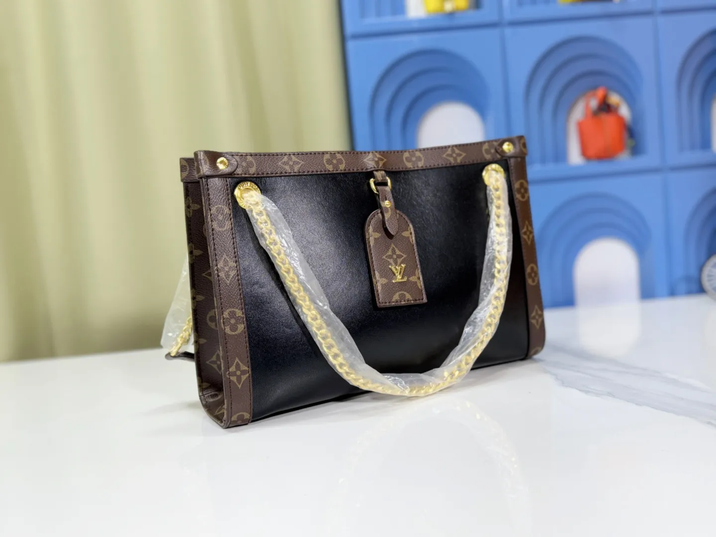 P large 130. Small 120 upgraded original M13137 M13140 2025 Cruise early spring show launched Nova small and medium handbags, which give the graceful cow leather a subtle mirror effect, combining both straightforward style and leisurely elegance. LV nameplate and Monogram canvas trim highlight classic elements, and the dazzling sliding chain makes it easy to create a refined look. Monogram canvas trim, fabric lining, metal hardware, name tag, central zipper patch pocket. Chain: slidingly adjustable, non-detachable. Chain half length: 28.0 cm. Chain half length adjustable to: 50.0 cm. Monogram canvas trim, fabric lining, metal hardware, nameplate interior patch pocket. Can store laptops and A4 documents. Detailed features: Length, height and width dimensions. Small size: 31x21x9cm Large size: 37x36x10cm