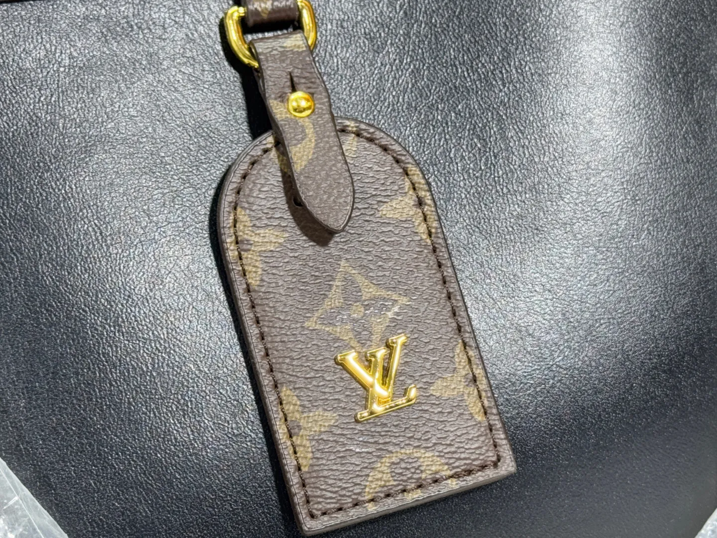 P large 130. Small 120 upgraded original M13137 M13140 2025 Cruise early spring show launched Nova small and medium handbags, which give the graceful cow leather a subtle mirror effect, combining both straightforward style and leisurely elegance. LV nameplate and Monogram canvas trim highlight classic elements, and the dazzling sliding chain makes it easy to create a refined look. Monogram canvas trim, fabric lining, metal hardware, name tag, central zipper patch pocket. Chain: slidingly adjustable, non-detachable. Chain half length: 28.0 cm. Chain half length adjustable to: 50.0 cm. Monogram canvas trim, fabric lining, metal hardware, nameplate interior patch pocket. Can store laptops and A4 documents. Detailed features: Length, height and width dimensions. Small size: 31x21x9cm Large size: 37x36x10cm