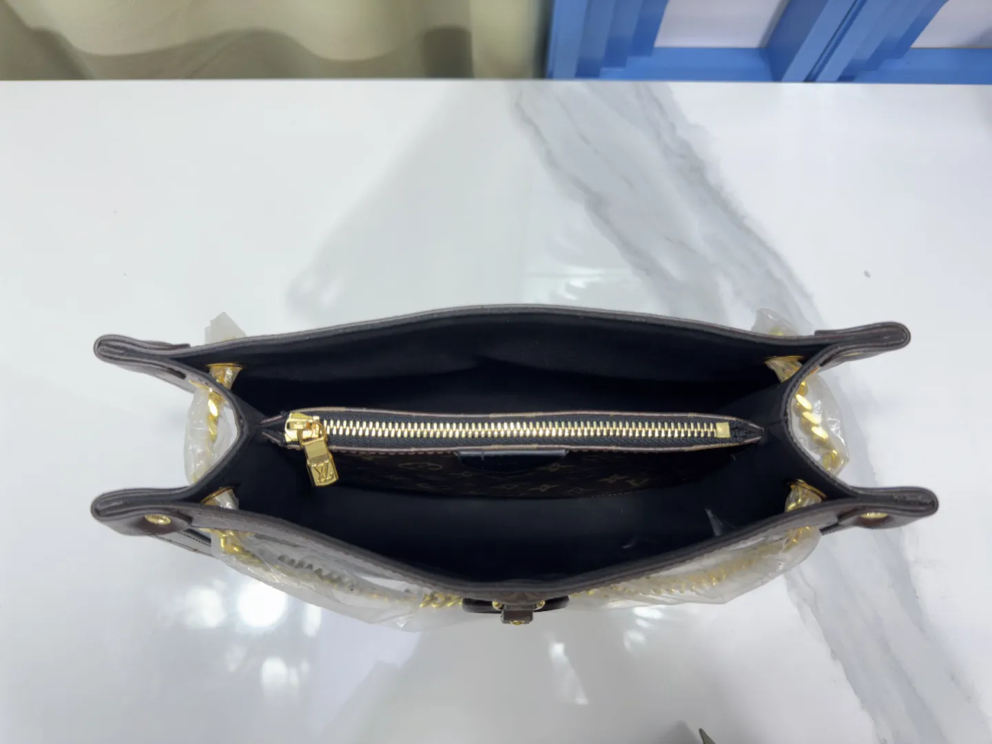 P large 130. Small 120 upgraded original M13137 M13140 2025 Cruise early spring show launched Nova small and medium handbags, which give the graceful cow leather a subtle mirror effect, combining both straightforward style and leisurely elegance. LV nameplate and Monogram canvas trim highlight classic elements, and the dazzling sliding chain makes it easy to create a refined look. Monogram canvas trim, fabric lining, metal hardware, name tag, central zipper patch pocket. Chain: slidingly adjustable, non-detachable. Chain half length: 28.0 cm. Chain half length adjustable to: 50.0 cm. Monogram canvas trim, fabric lining, metal hardware, nameplate interior patch pocket. Can store laptops and A4 documents. Detailed features: Length, height and width dimensions. Small size: 31x21x9cm Large size: 37x36x10cm