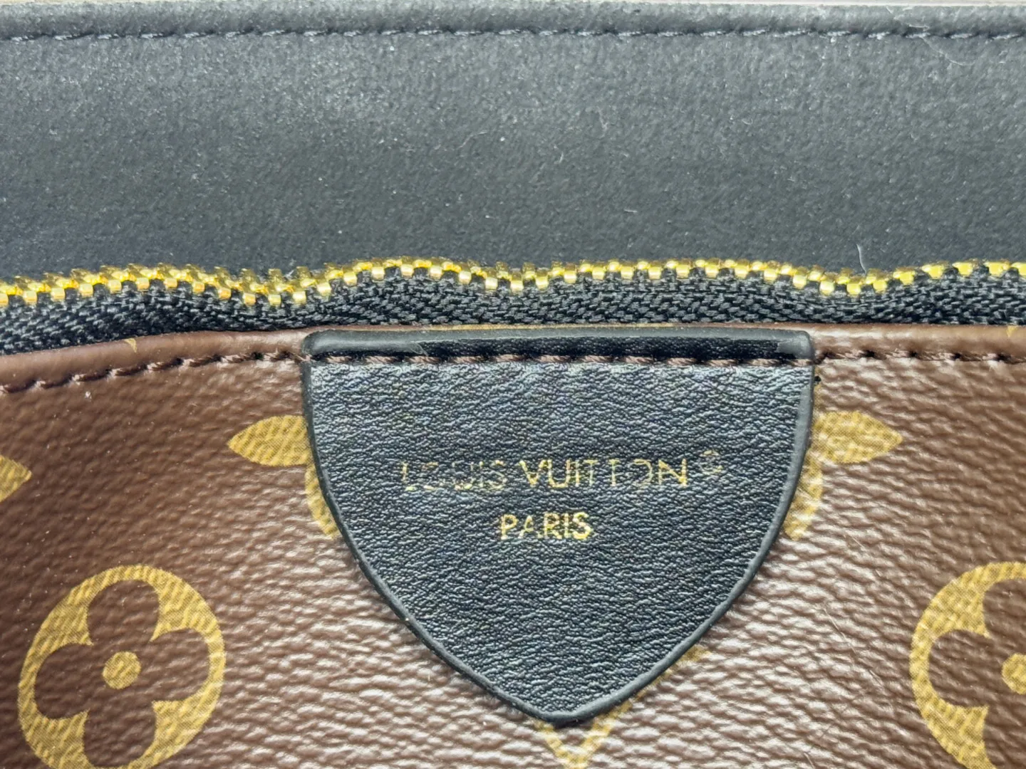P large 130. Small 120 upgraded original M13137 M13140 2025 Cruise early spring show launched Nova small and medium handbags, which give the graceful cow leather a subtle mirror effect, combining both straightforward style and leisurely elegance. LV nameplate and Monogram canvas trim highlight classic elements, and the dazzling sliding chain makes it easy to create a refined look. Monogram canvas trim, fabric lining, metal hardware, name tag, central zipper patch pocket. Chain: slidingly adjustable, non-detachable. Chain half length: 28.0 cm. Chain half length adjustable to: 50.0 cm. Monogram canvas trim, fabric lining, metal hardware, nameplate interior patch pocket. Can store laptops and A4 documents. Detailed features: Length, height and width dimensions. Small size: 31x21x9cm Large size: 37x36x10cm