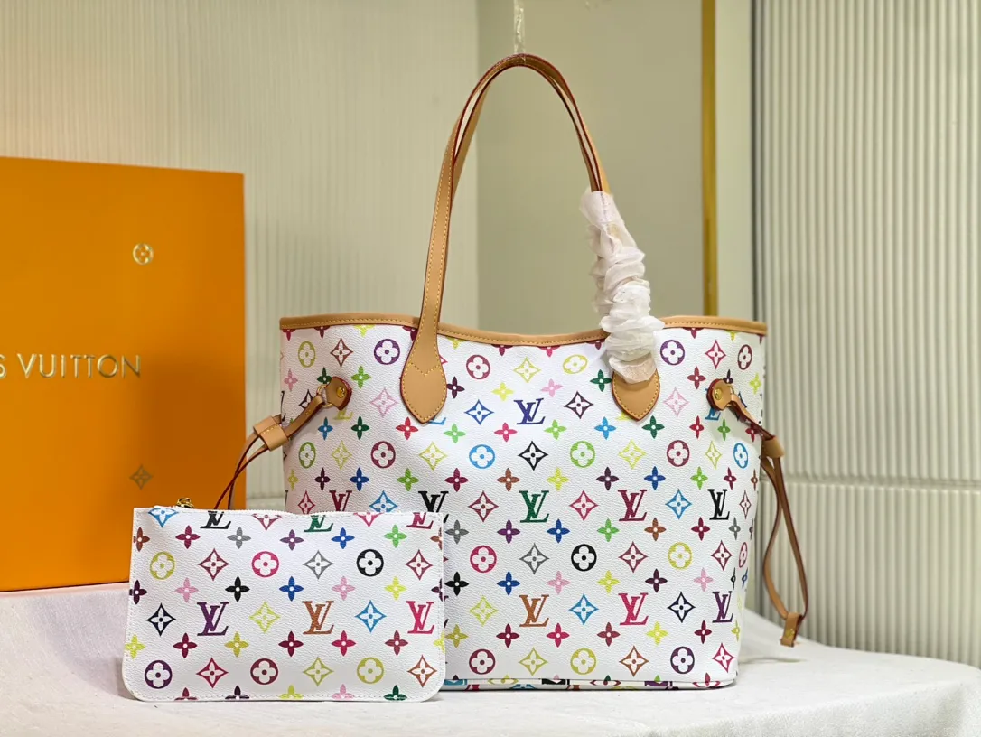 Batch 260💰M40156 M40995 [Latest color printing] Louis Vuitton’s new interpretation of the Neverfull classic handbag, explore the exquisite details inside the bag. Redesigned interior pockets feature fresh fabric linings and vintage details inspired by the Louis Vuitton archives, most notably the detachable zippered clutch, which can be used on its own as a sophisticated clutch or as an additional pocket. Bright lining tones add a more lively feel to Monogram's classic canvas. The most shining bag at night, only 🈶 can make you the brightest star in the night. Size 32×29×17cm