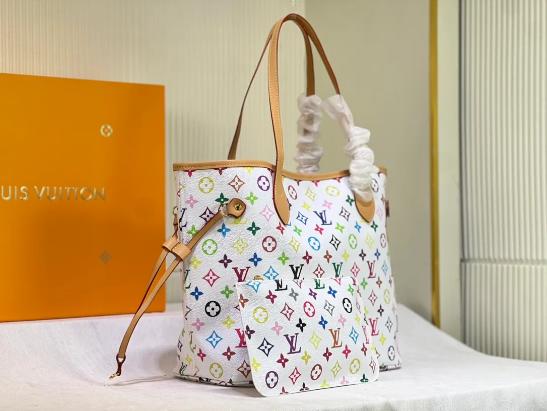 Batch 260💰M40156 M40995 [Latest color printing] Louis Vuitton’s new interpretation of the Neverfull classic handbag, explore the exquisite details inside the bag. Redesigned interior pockets feature fresh fabric linings and vintage details inspired by the Louis Vuitton archives, most notably the detachable zippered clutch, which can be used on its own as a sophisticated clutch or as an additional pocket. Bright lining tones add a more lively feel to Monogram's classic canvas. The most shining bag at night, only 🈶 can make you the brightest star in the night. Size 32×29×17cm