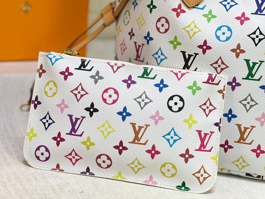 Batch 260💰M40156 M40995 [Latest color printing] Louis Vuitton’s new interpretation of the Neverfull classic handbag, explore the exquisite details inside the bag. Redesigned interior pockets feature fresh fabric linings and vintage details inspired by the Louis Vuitton archives, most notably the detachable zippered clutch, which can be used on its own as a sophisticated clutch or as an additional pocket. Bright lining tones add a more lively feel to Monogram's classic canvas. The most shining bag at night, only 🈶 can make you the brightest star in the night. Size 32×29×17cm
