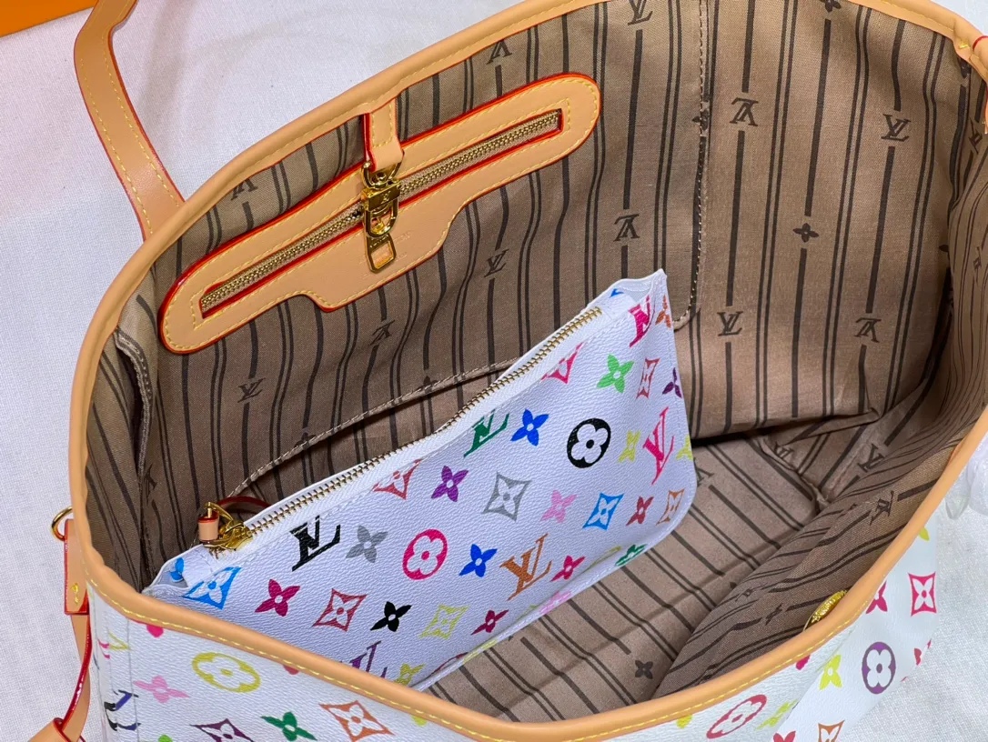 Batch 260💰M40156 M40995 [Latest color printing] Louis Vuitton’s new interpretation of the Neverfull classic handbag, explore the exquisite details inside the bag. Redesigned interior pockets feature fresh fabric linings and vintage details inspired by the Louis Vuitton archives, most notably the detachable zippered clutch, which can be used on its own as a sophisticated clutch or as an additional pocket. Bright lining tones add a more lively feel to Monogram's classic canvas. The most shining bag at night, only 🈶 can make you the brightest star in the night. Size 32×29×17cm