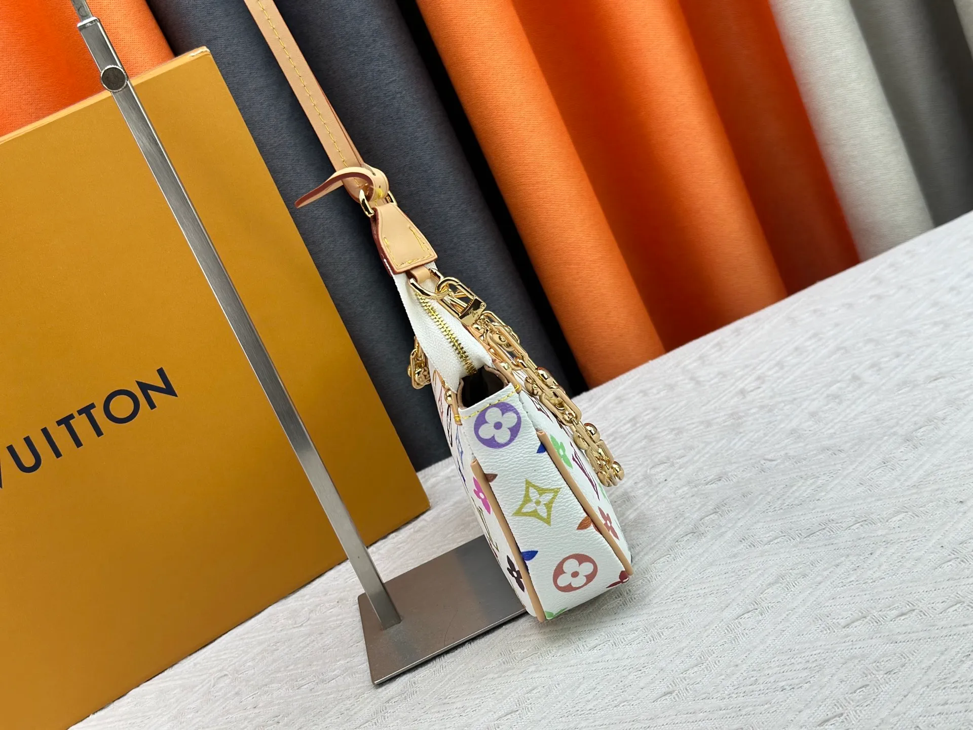 P220 M13404 M13663 Black color White color This Pochette Accessoires handbag is made of coated canvas, with colorful Monogram patterns to interpret the smart style of the Louis Vuitton × Murakami cross-border collaboration series. Calf leather trim and dazzling hardware add to the sophisticated details, while the detachable shoulder strap and chain provide flexible carry. Size: 22x13x4cm