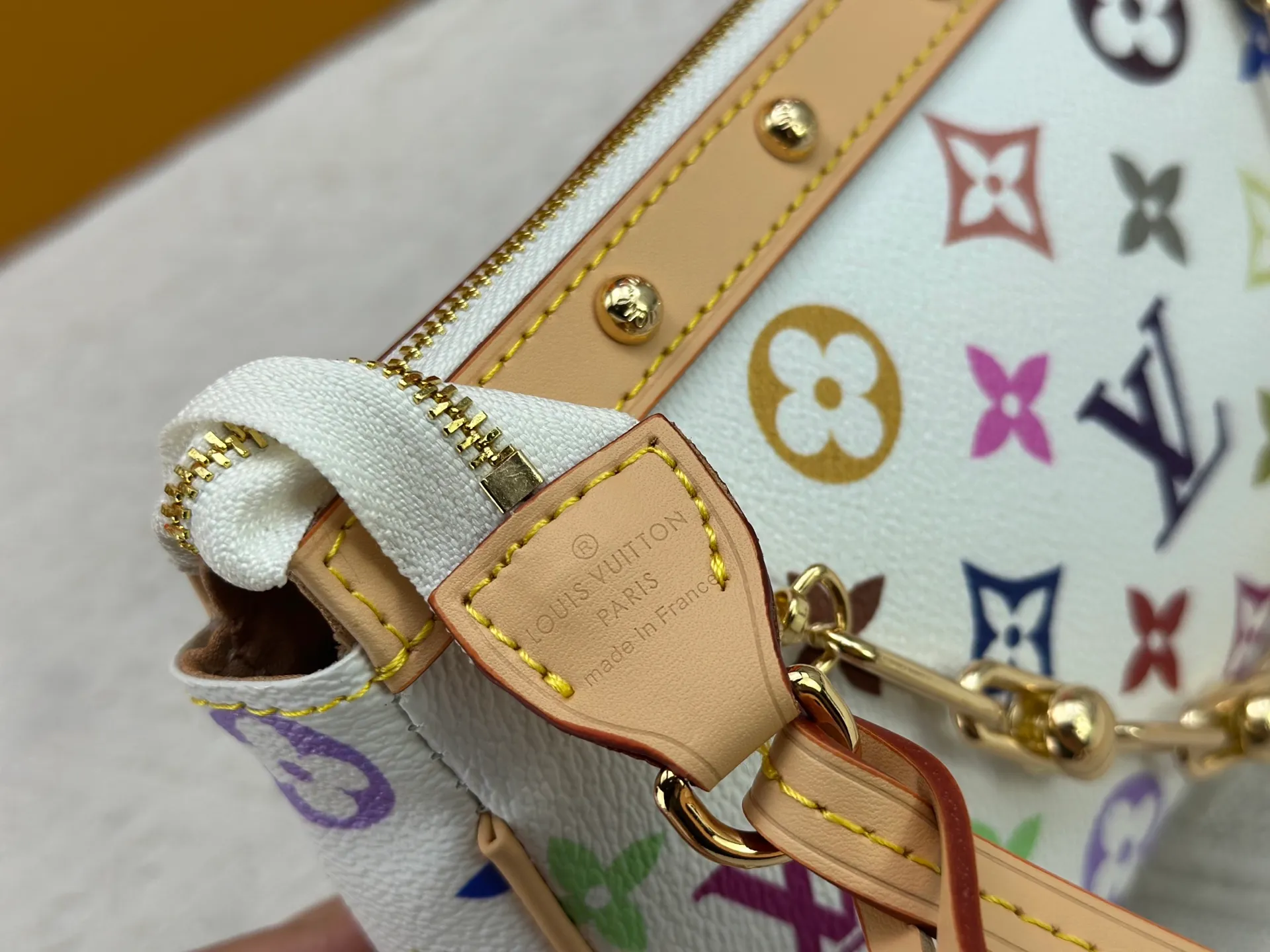 P220 M13404 M13663 Black color White color This Pochette Accessoires handbag is made of coated canvas, with colorful Monogram patterns to interpret the smart style of the Louis Vuitton × Murakami cross-border collaboration series. Calf leather trim and dazzling hardware add to the sophisticated details, while the detachable shoulder strap and chain provide flexible carry. Size: 22x13x4cm