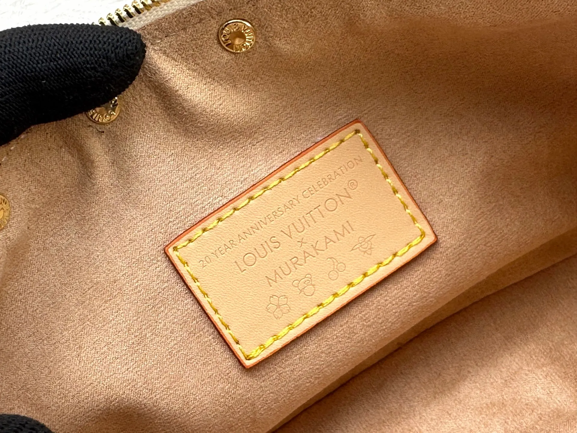 P220 M13404 M13663 Black color White color This Pochette Accessoires handbag is made of coated canvas, with colorful Monogram patterns to interpret the smart style of the Louis Vuitton × Murakami cross-border collaboration series. Calf leather trim and dazzling hardware add to the sophisticated details, while the detachable shoulder strap and chain provide flexible carry. Size: 22x13x4cm