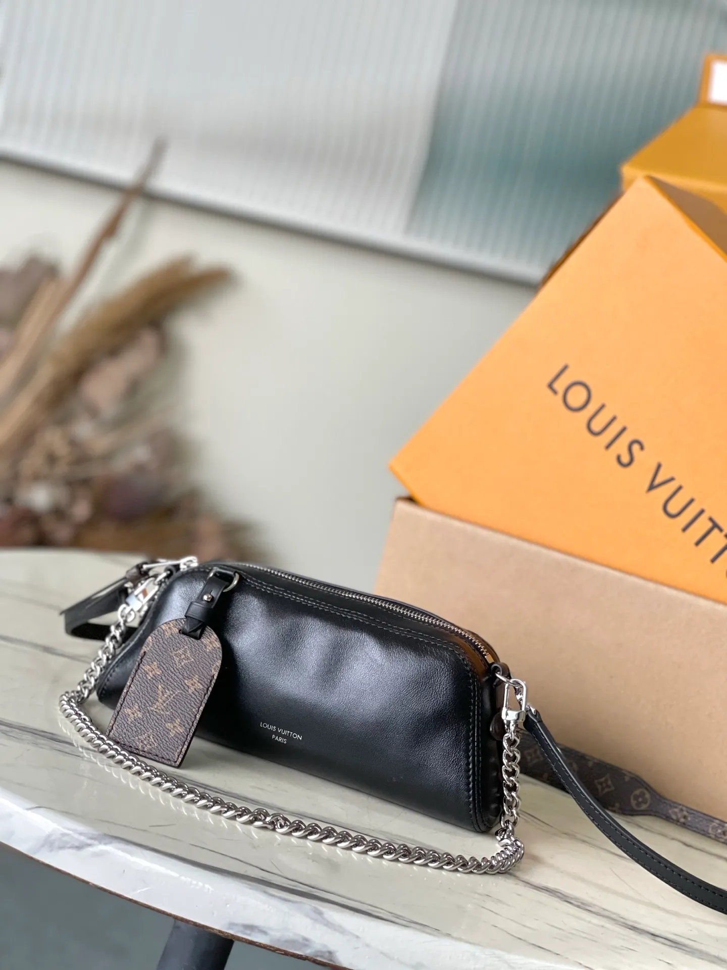 💰980 (top layer leather) top original order M14544 This Pochette Vibe handbag is from the LVVibe series. It has a shiny soft sheep leather body and a mesh strap. Monogram address plate and LVCircle logo highlight the brand style. The double-sided shoulder strap renews the original design of the Carryall LVVibe handbag, providing a variety of carrying options. Dimensions: 25 × 10 × 7.5 cm