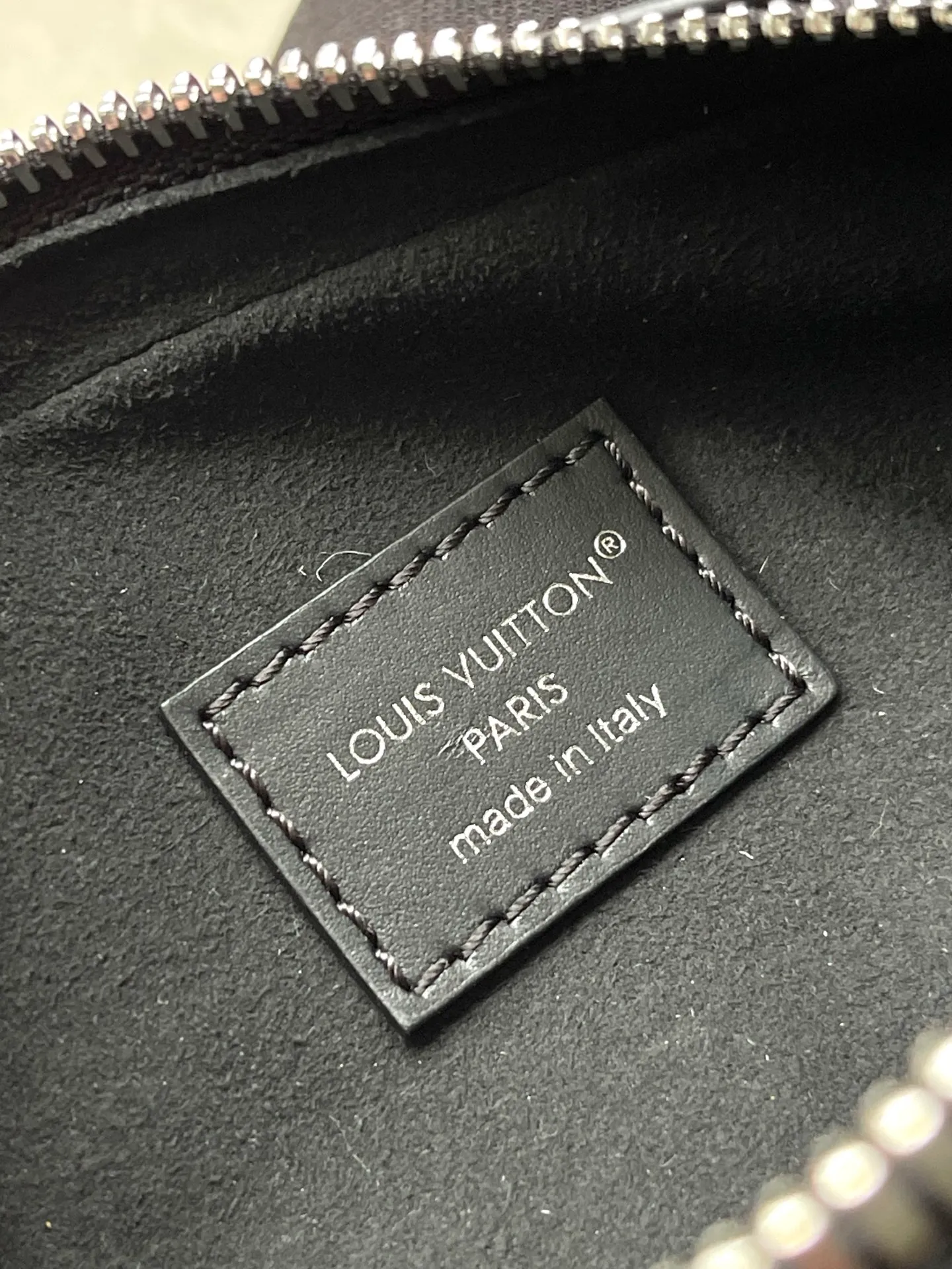 💰980 (top layer leather) top original order M14544 This Pochette Vibe handbag is from the LVVibe series. It has a shiny soft sheep leather body and a mesh strap. Monogram address plate and LVCircle logo highlight the brand style. The double-sided shoulder strap renews the original design of the Carryall LVVibe handbag, providing a variety of carrying options. Dimensions: 25 × 10 × 7.5 cm