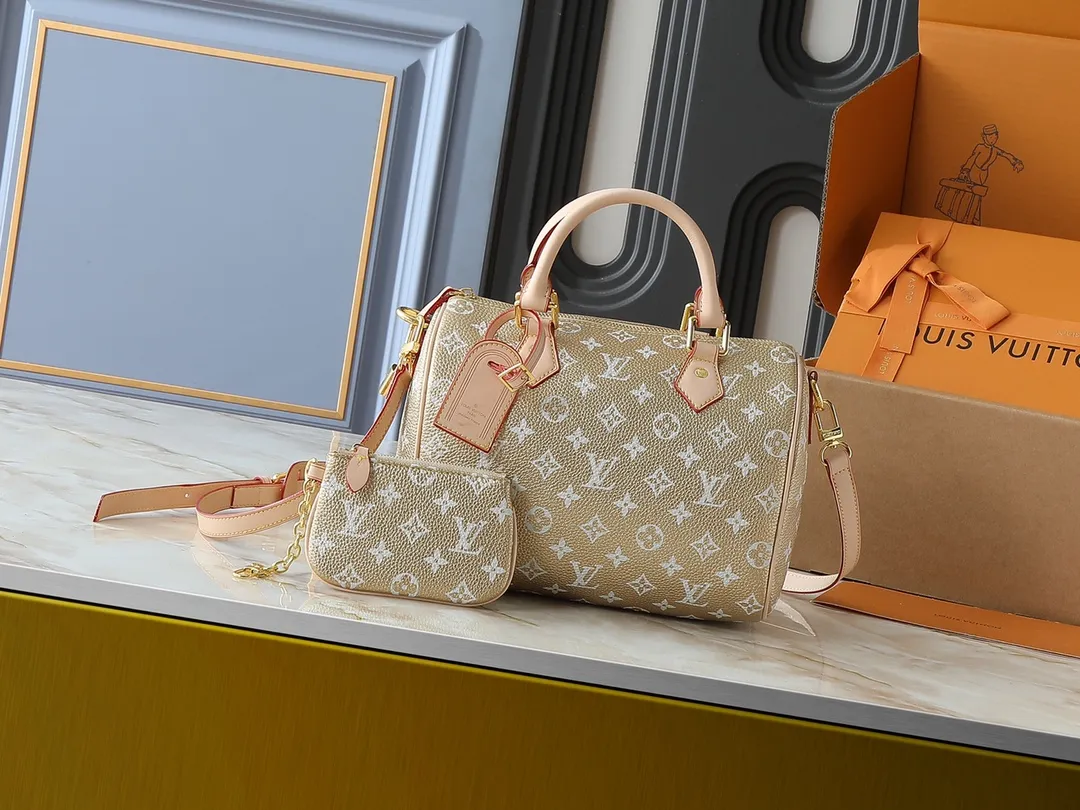 💰280💰Upgraded from the original M40390 M24426 M24425 M24424 M24423 M24443 M. This Speedy Bandoulière 25 Monogram Leather handbag is made of soft cow leather and uses the Monogram pattern to reproduce the elegant look and feel of the canvas print. Dazzling metal hardware, sheepskin lining and nameplate all reflect Creative Director Pharrell Williams' relentless attention to detail. Dimensions: 25.0 x 15.0 x 15.0 cm (length x height x width)