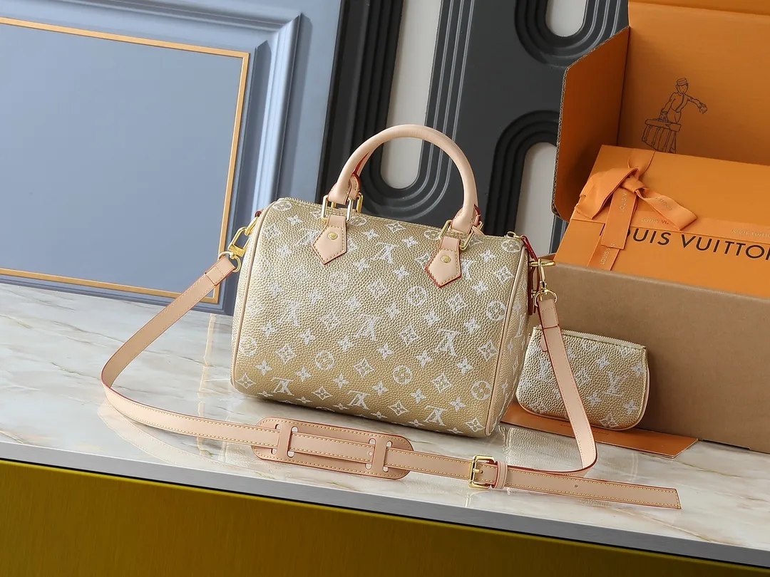 💰280💰Upgraded from the original M40390 M24426 M24425 M24424 M24423 M24443 M. This Speedy Bandoulière 25 Monogram Leather handbag is made of soft cow leather and uses the Monogram pattern to reproduce the elegant look and feel of the canvas print. Dazzling metal hardware, sheepskin lining and nameplate all reflect Creative Director Pharrell Williams' relentless attention to detail. Dimensions: 25.0 x 15.0 x 15.0 cm (length x height x width)