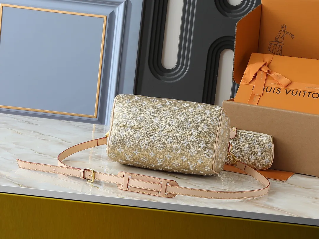 💰280💰Upgraded from the original M40390 M24426 M24425 M24424 M24423 M24443 M. This Speedy Bandoulière 25 Monogram Leather handbag is made of soft cow leather and uses the Monogram pattern to reproduce the elegant look and feel of the canvas print. Dazzling metal hardware, sheepskin lining and nameplate all reflect Creative Director Pharrell Williams' relentless attention to detail. Dimensions: 25.0 x 15.0 x 15.0 cm (length x height x width)