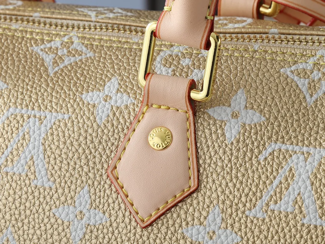 💰280💰Upgraded from the original M40390 M24426 M24425 M24424 M24423 M24443 M. This Speedy Bandoulière 25 Monogram Leather handbag is made of soft cow leather and uses the Monogram pattern to reproduce the elegant look and feel of the canvas print. Dazzling metal hardware, sheepskin lining and nameplate all reflect Creative Director Pharrell Williams' relentless attention to detail. Dimensions: 25.0 x 15.0 x 15.0 cm (length x height x width)