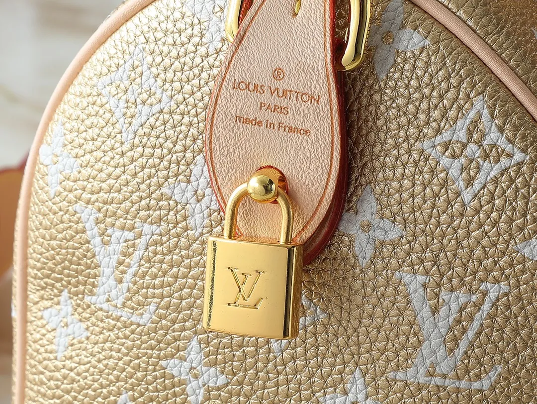 💰280💰Upgraded from the original M40390 M24426 M24425 M24424 M24423 M24443 M. This Speedy Bandoulière 25 Monogram Leather handbag is made of soft cow leather and uses the Monogram pattern to reproduce the elegant look and feel of the canvas print. Dazzling metal hardware, sheepskin lining and nameplate all reflect Creative Director Pharrell Williams' relentless attention to detail. Dimensions: 25.0 x 15.0 x 15.0 cm (length x height x width)